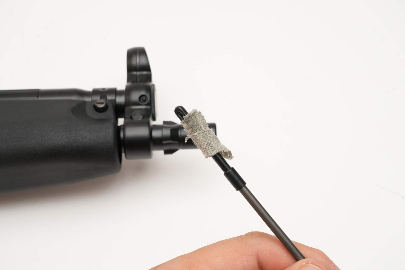 1日サバイバルゲームで使ってもこれほどの汚れは付着しない。ここまでしつこく汚れてしまうと、シリコンメンテナンススプレーなどを拭かないと綺麗にできない