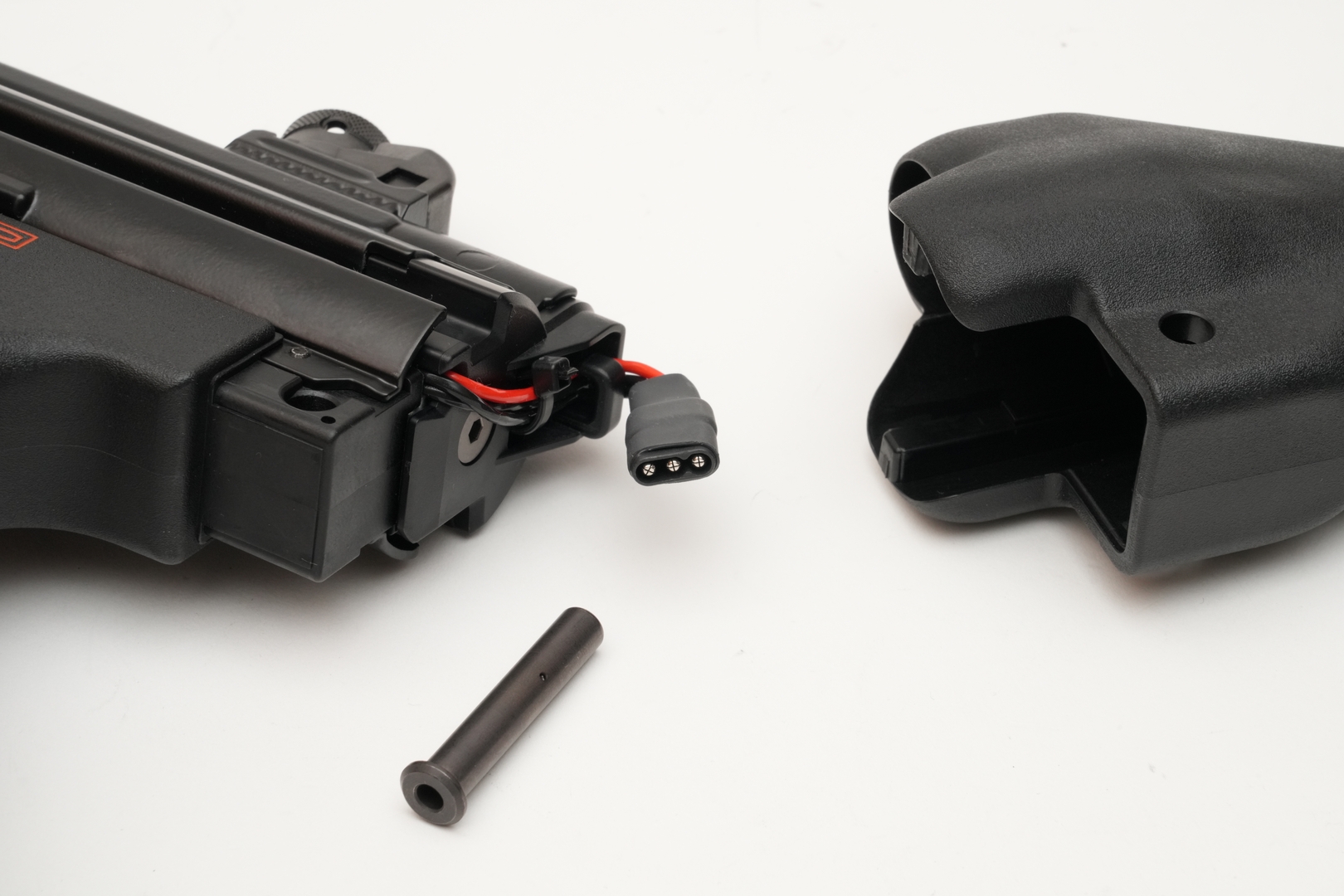 東京マルイの「MS・Li-Po バッテリー」用の端子は隙間がほとんどない。このような端子を掃除するには、スマートフォンのUSB Type-C端子に使用できるクリーニングキットが重宝する