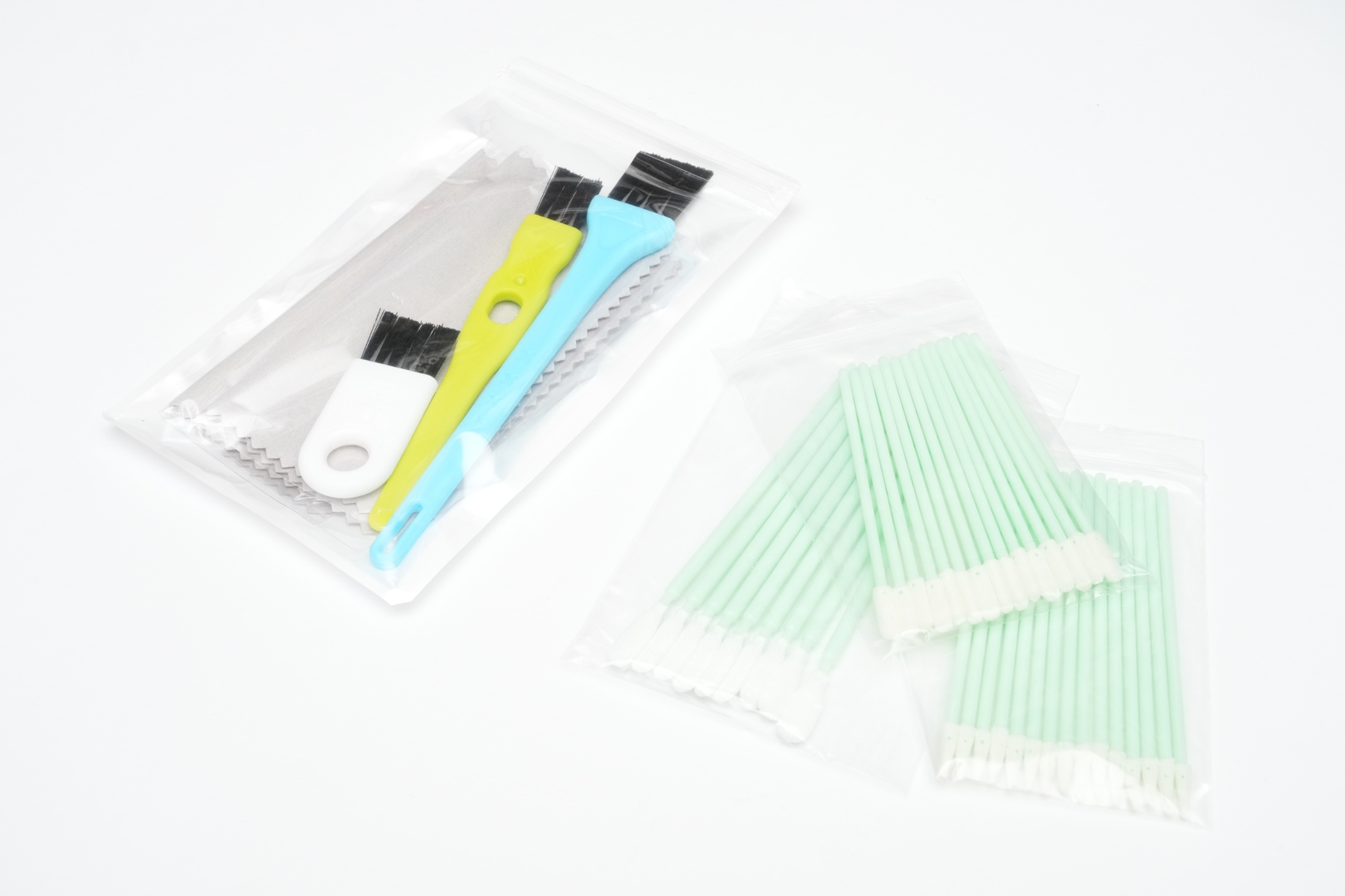 東京マルイの「MS・Li-Po バッテリー」用の端子は隙間がほとんどない。このような端子を掃除するには、スマートフォンのUSB Type-C端子に使用できるクリーニングキットが重宝する