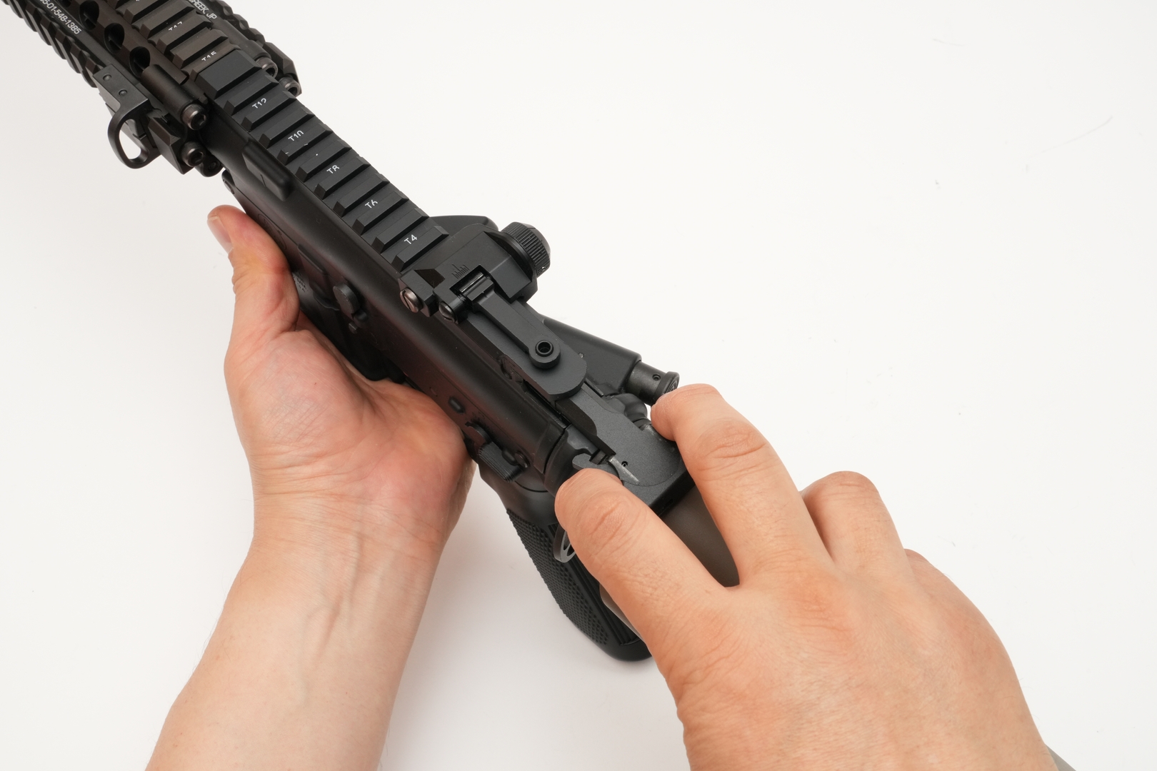 「MP5 A4」はエジェクションポートを開いたままにできるが、「マーク18 モッド1」はチャージングハンドルを引きっぱなしにしなければならないので、やや慣れが必要だ