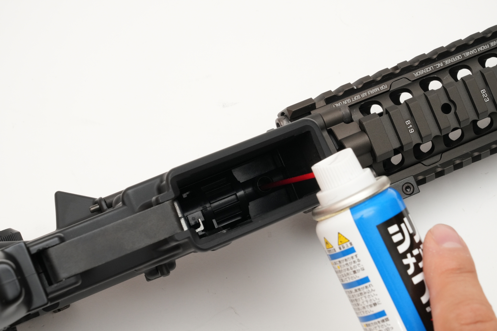 「MP5 A4」はエジェクションポートを開いたままにできるが、「マーク18 モッド1」はチャージングハンドルを引きっぱなしにしなければならないので、やや慣れが必要だ