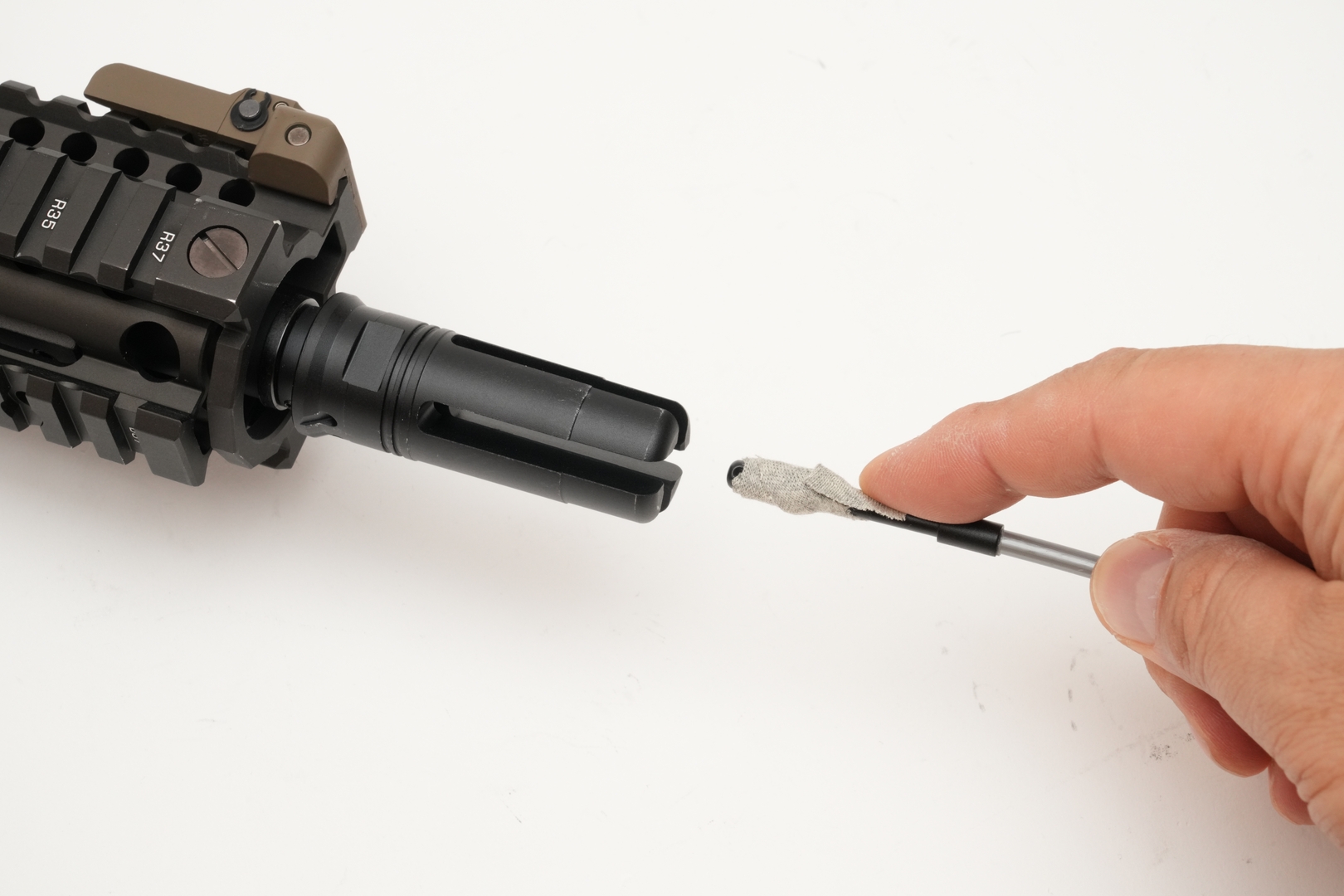 「MP5 A4」はエジェクションポートを開いたままにできるが、「マーク18 モッド1」はチャージングハンドルを引きっぱなしにしなければならないので、やや慣れが必要だ