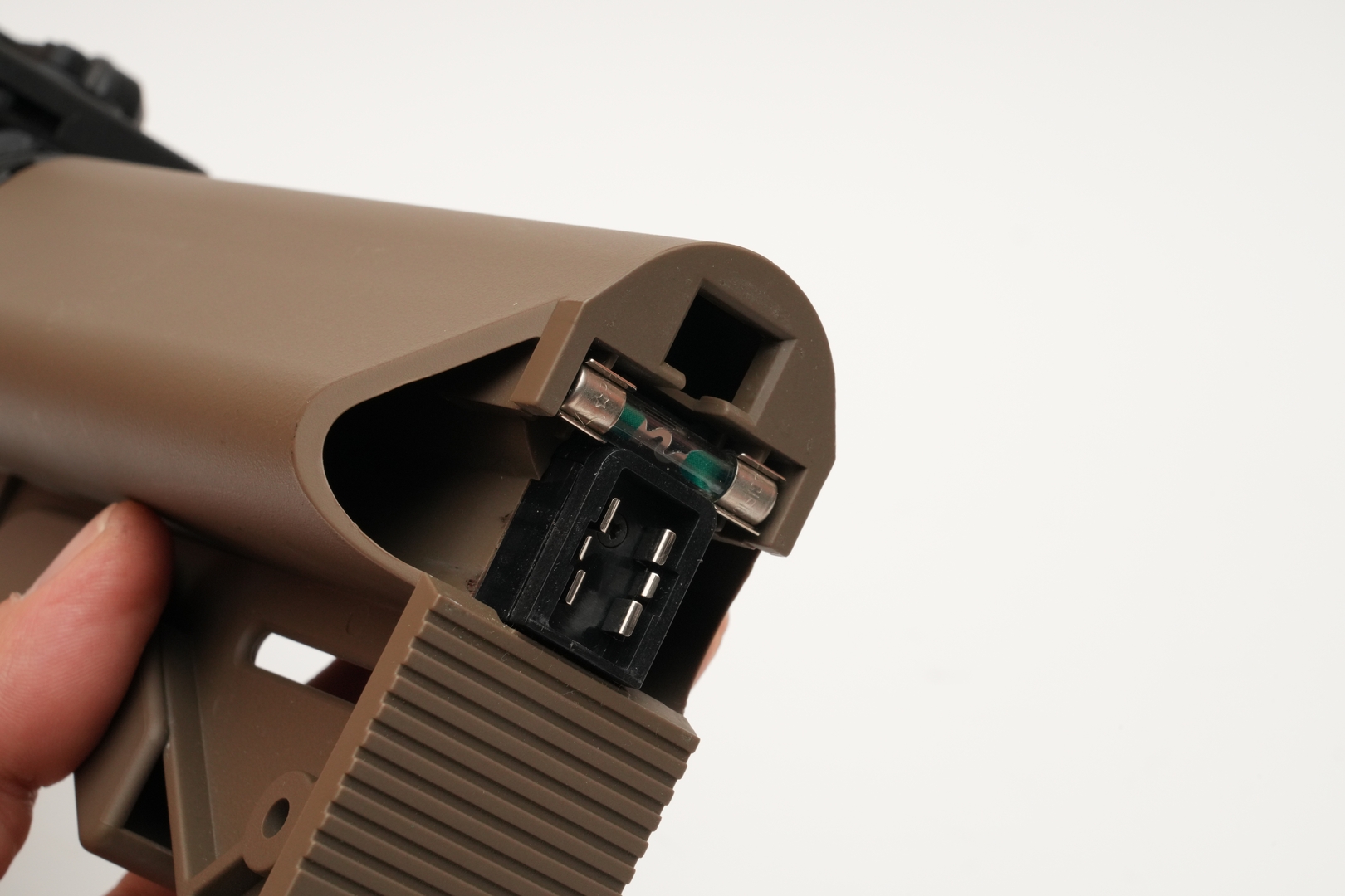 ガラス管ヒューズ（20Aヒューズ）は2本入りで100～200円で購入できる。予備をバッグに入れておいたほうが安心だ。※最近は平型ヒューズになっているものもある