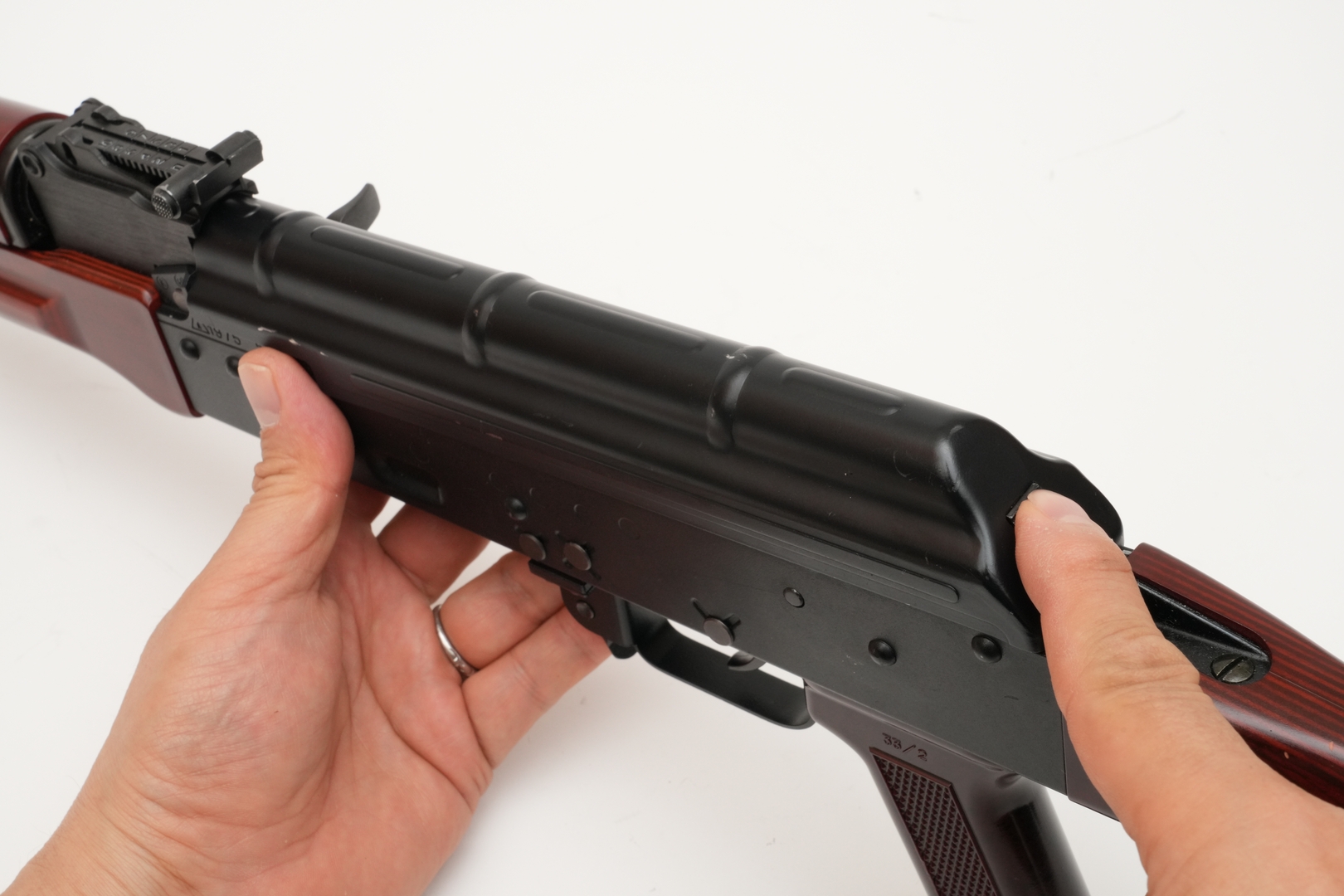 レシーバーカバーロックを押すとなかに引っ込む。レシーバーカバーは斜め後ろに引き抜いても、取り外し可能だ