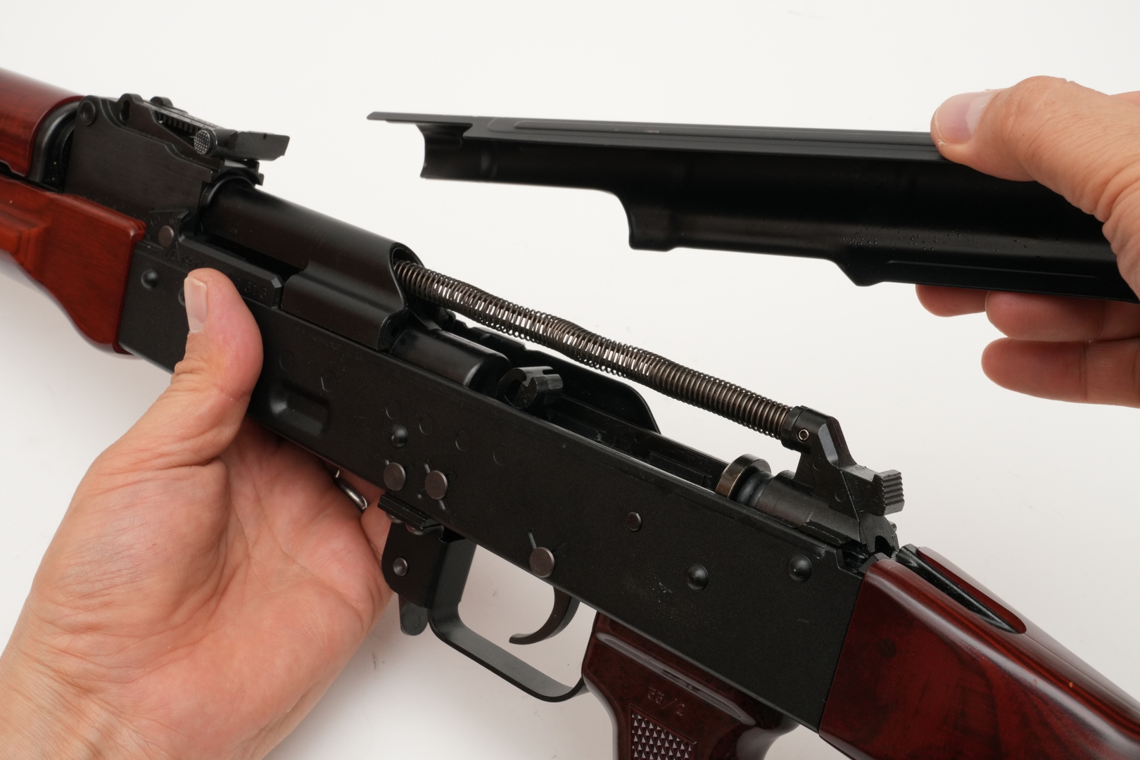 レシーバーカバーロックを押すとなかに引っ込む。レシーバーカバーは斜め後ろに引き抜いても、取り外し可能だ