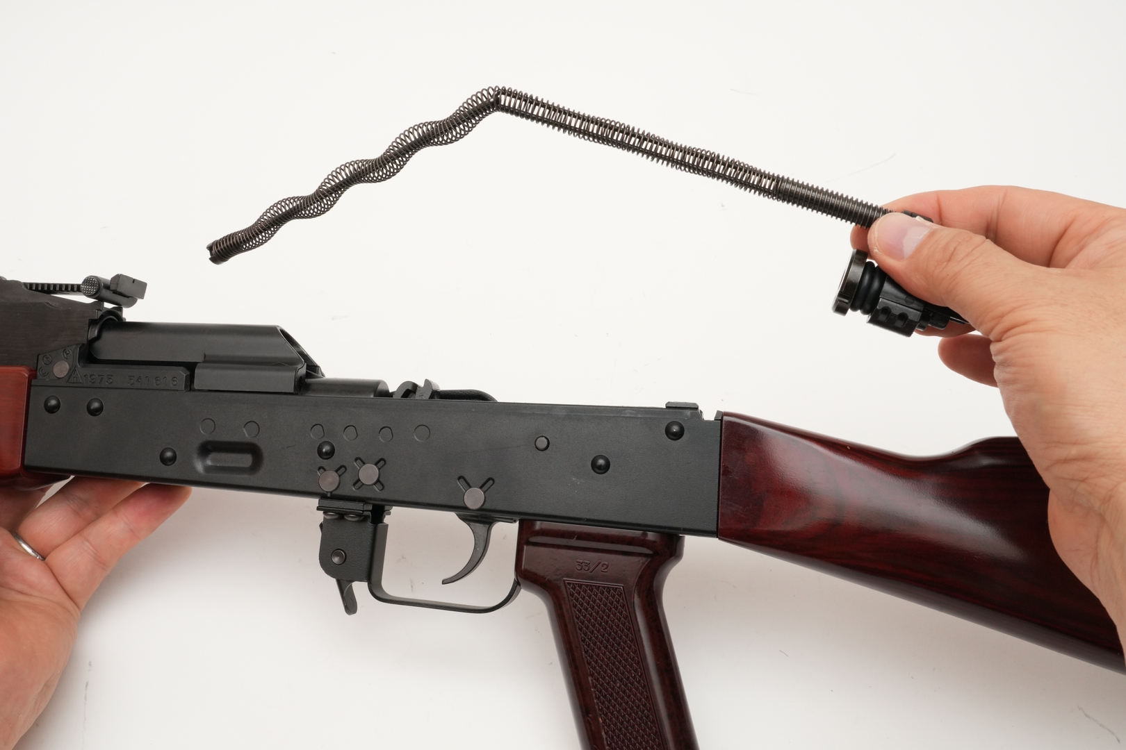 リコイルガイドアッセンブルは引き抜くと中央で折れ曲がるが、それで正常なので安心してほしい