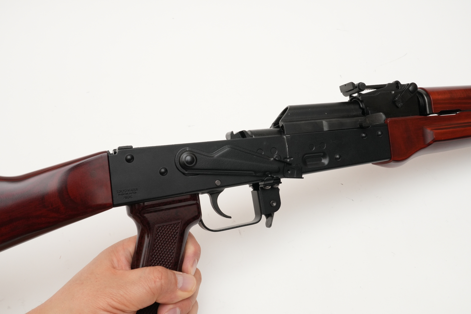 セレクターがセーフティに入っていると、ボルトアッセンブルを最後端まで下げられない。セミオート、フルオートに合わせていれば、スムーズにスライド可能だ