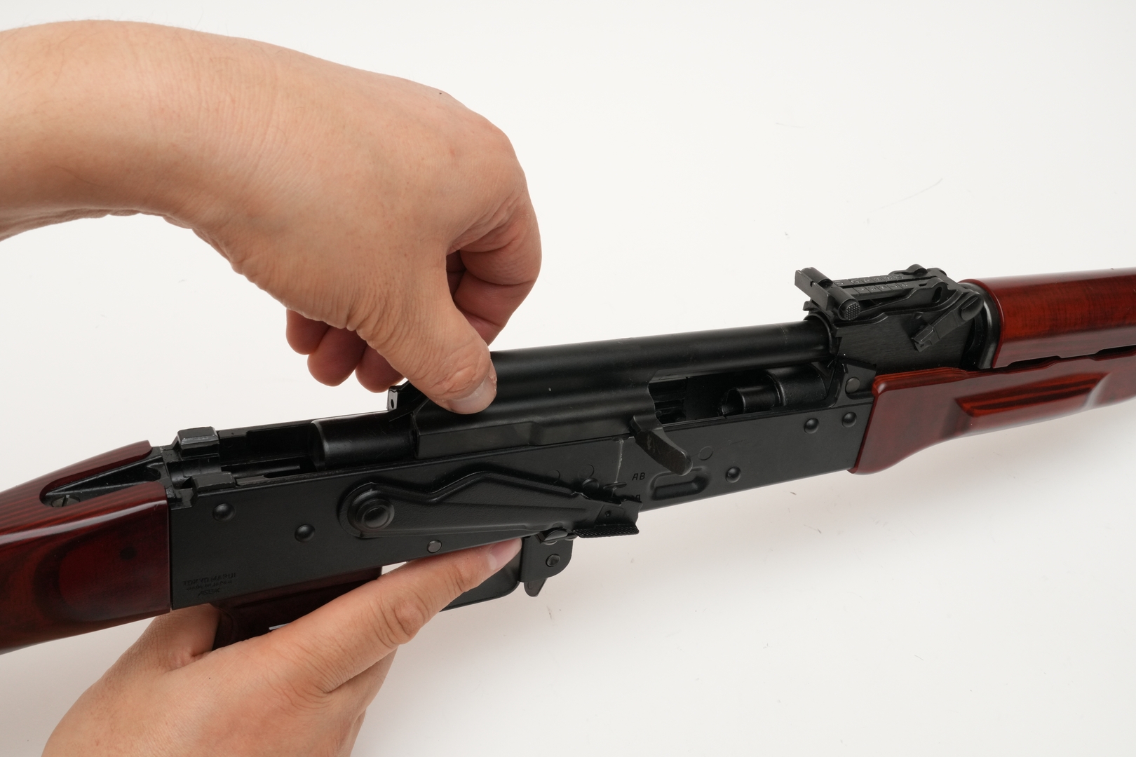 セレクターがセーフティに入っていると、ボルトアッセンブルを最後端まで下げられない。セミオート、フルオートに合わせていれば、スムーズにスライド可能だ