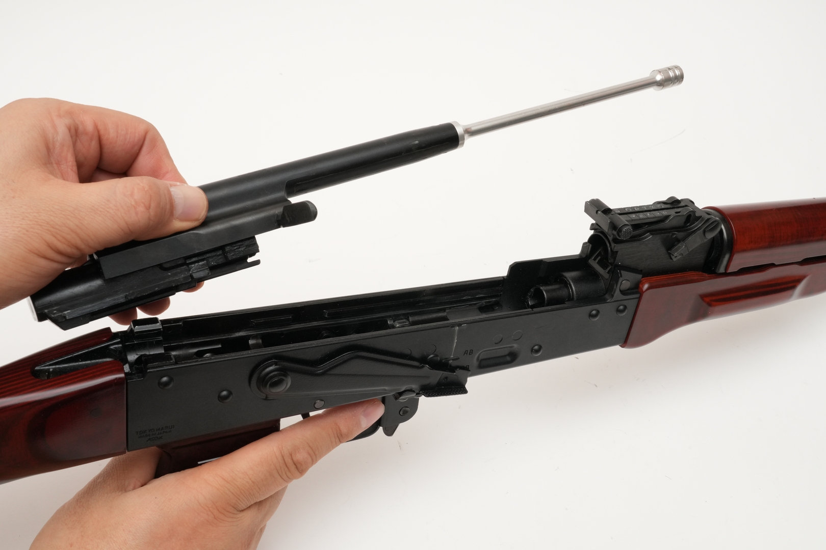 セレクターがセーフティに入っていると、ボルトアッセンブルを最後端まで下げられない。セミオート、フルオートに合わせていれば、スムーズにスライド可能だ