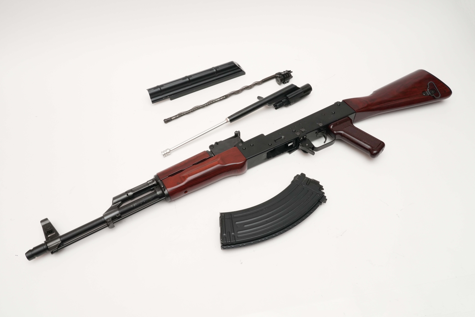 最後まで通常分解すると、レシーバーカバー、リコイルガイドアッセンブル、ボルトアッセンブル、本体、マガジンに分かれる