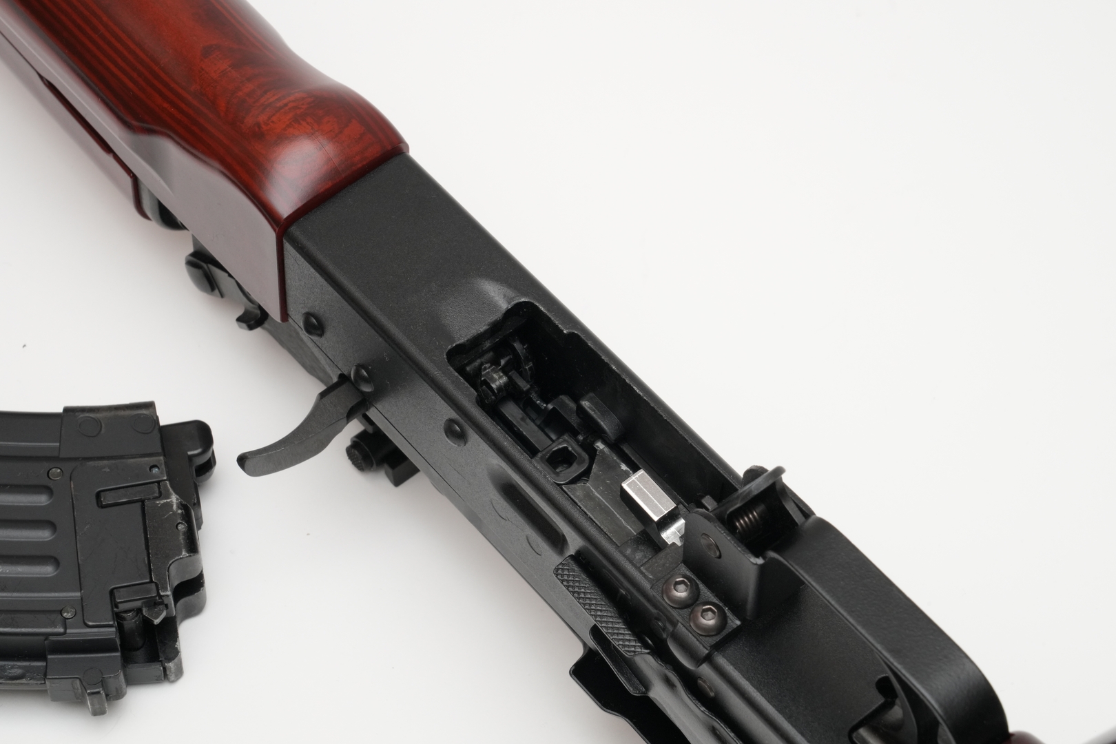 「AKM」のインナーバレルはかなり奥まった位置にある。中心を慎重に探りつつ、クリーニングロッドを差し込もう