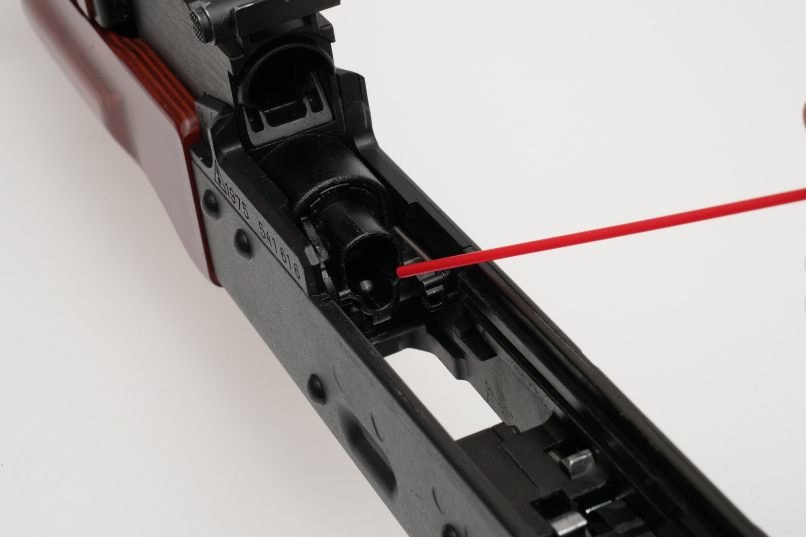 「AKM」のインナーバレルはかなり奥まった位置にある。中心を慎重に探りつつ、クリーニングロッドを差し込もう