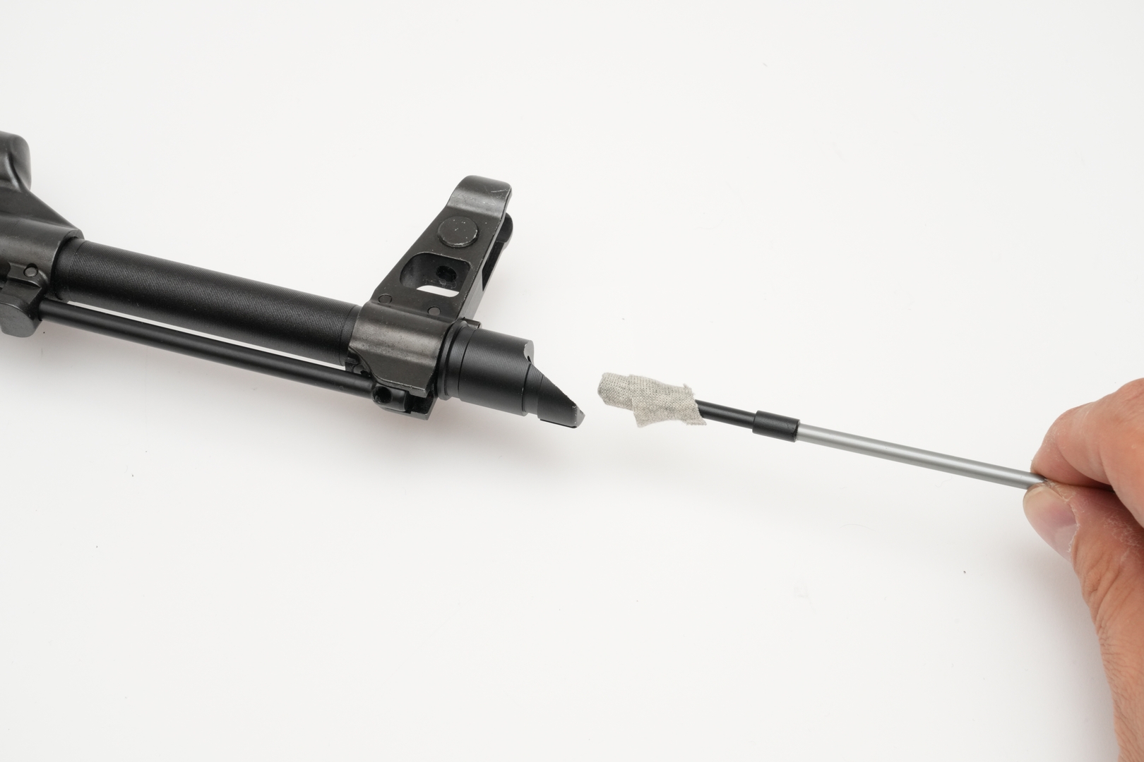 「AKM」のインナーバレルはかなり奥まった位置にある。中心を慎重に探りつつ、クリーニングロッドを差し込もう