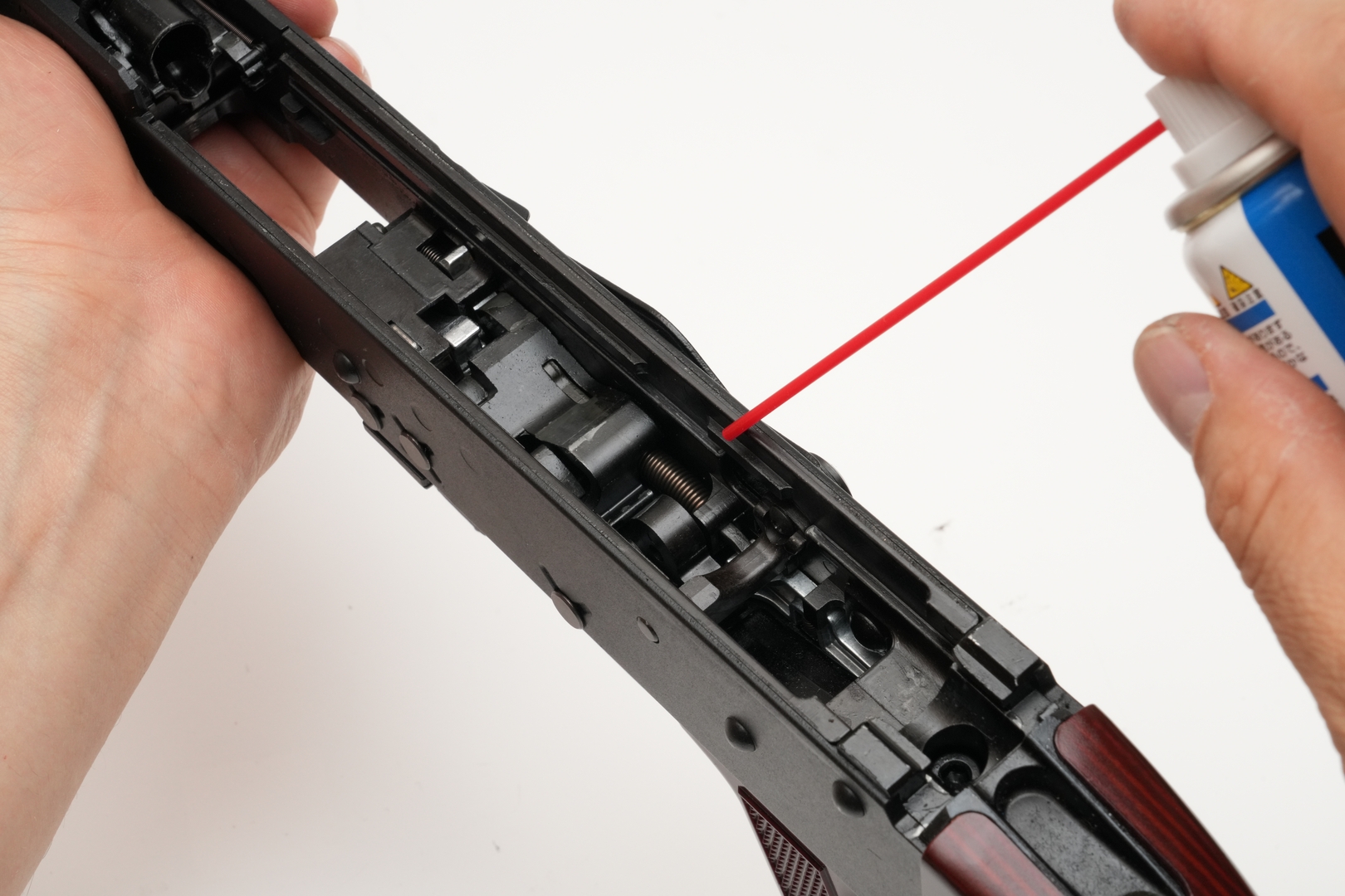 注油前に綿布で拭き掃除しておくと、汚れ具合でパーツの摩耗の度合いを判断できる