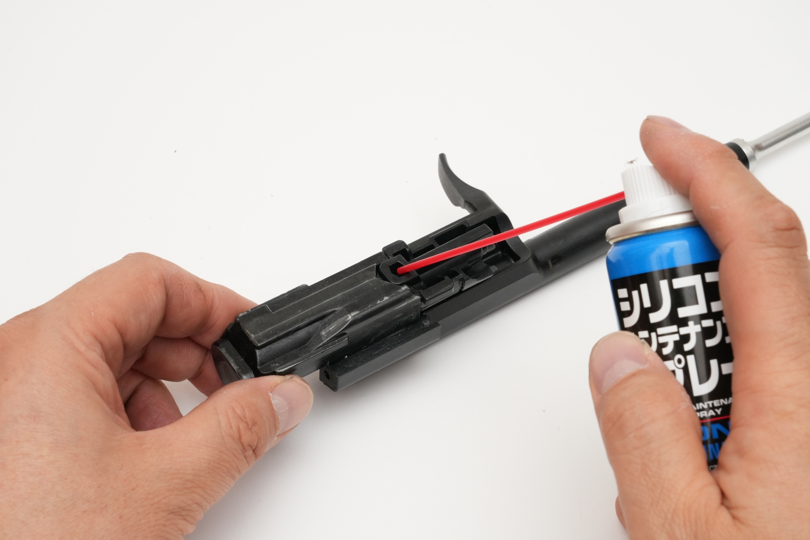 注油前に綿布で拭き掃除しておくと、汚れ具合でパーツの摩耗の度合いを判断できる