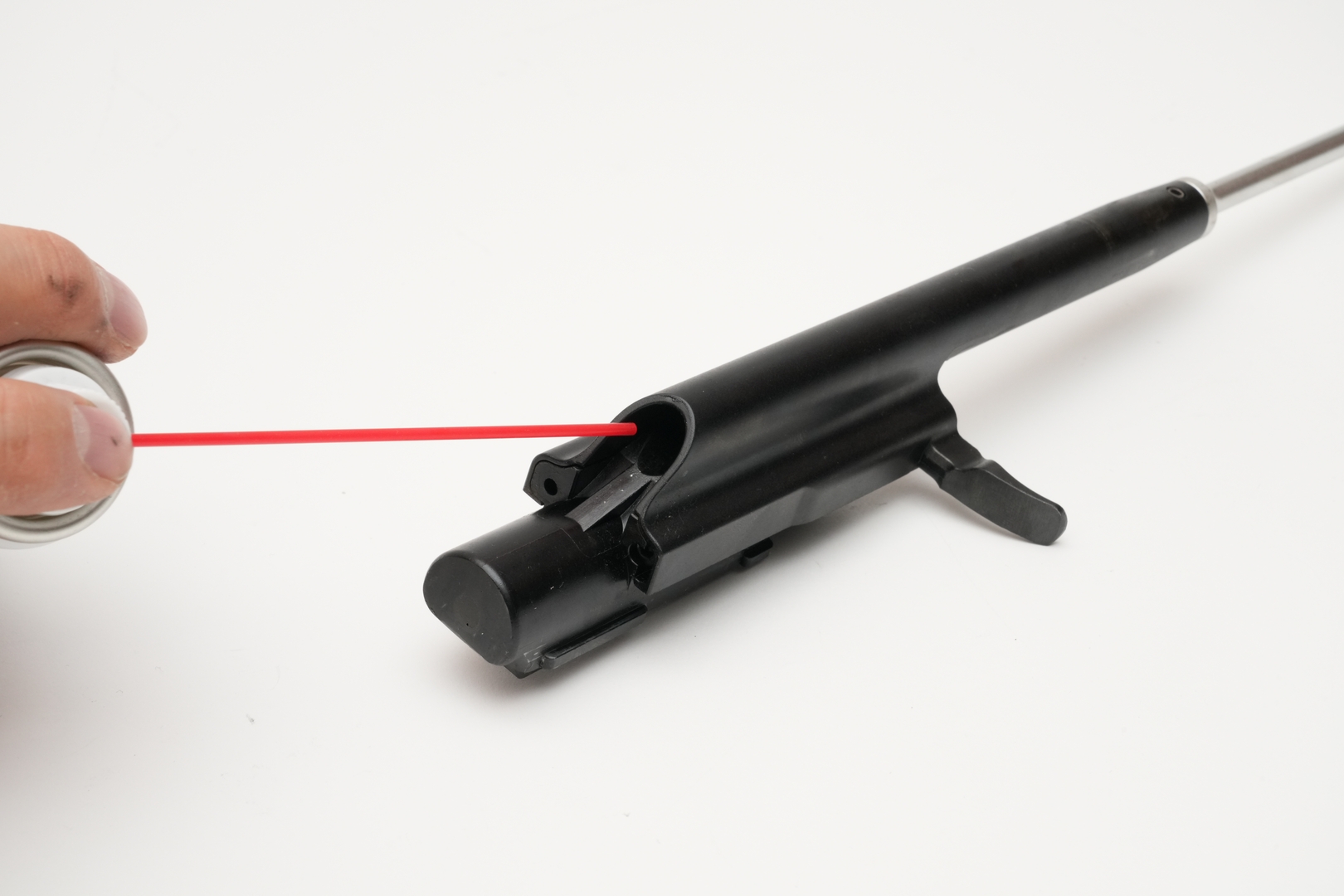 注油前に綿布で拭き掃除しておくと、汚れ具合でパーツの摩耗の度合いを判断できる