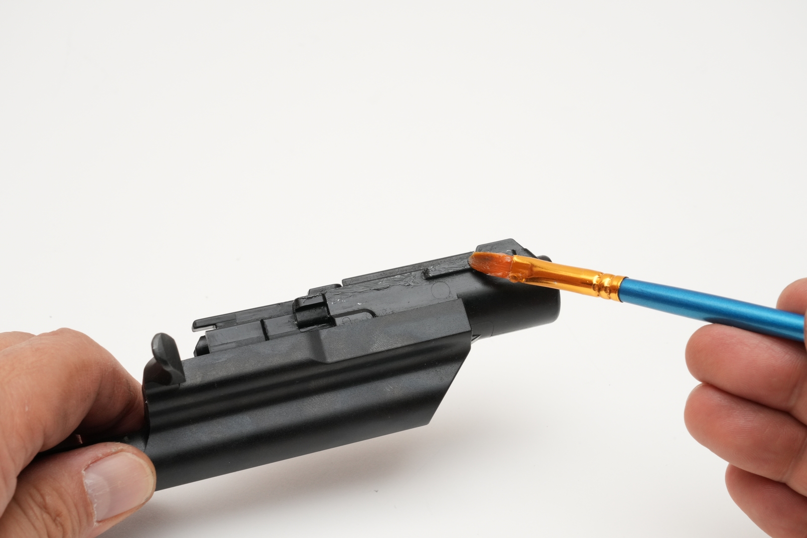 注油前に綿布で拭き掃除しておくと、汚れ具合でパーツの摩耗の度合いを判断できる