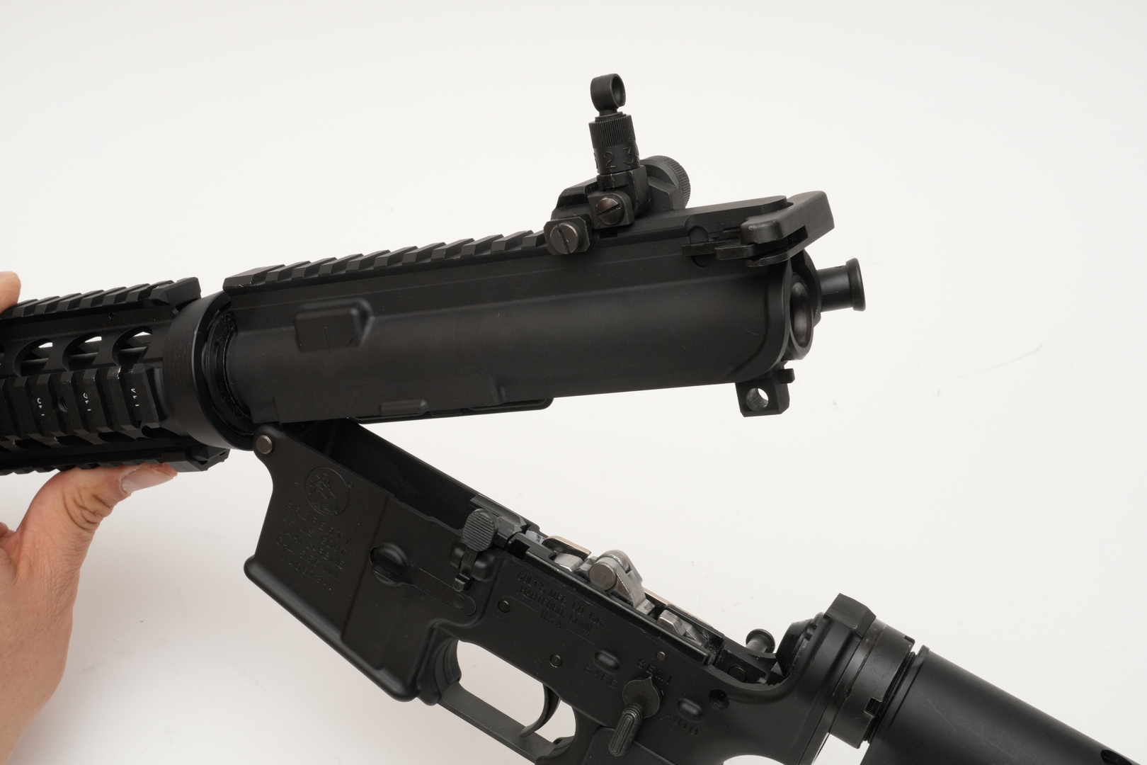 M4系ガスブローバックマシンガンによっては、フレームがこれ以上開かないモデルもある。無理に力を入れないように注意してほしい