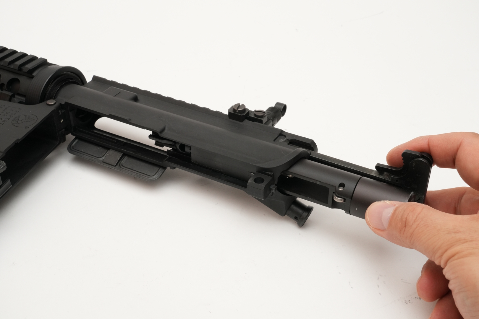 慣れてくれば片手で引き出せるが、最初のうちは机の上などに置いて、両手で作業しよう