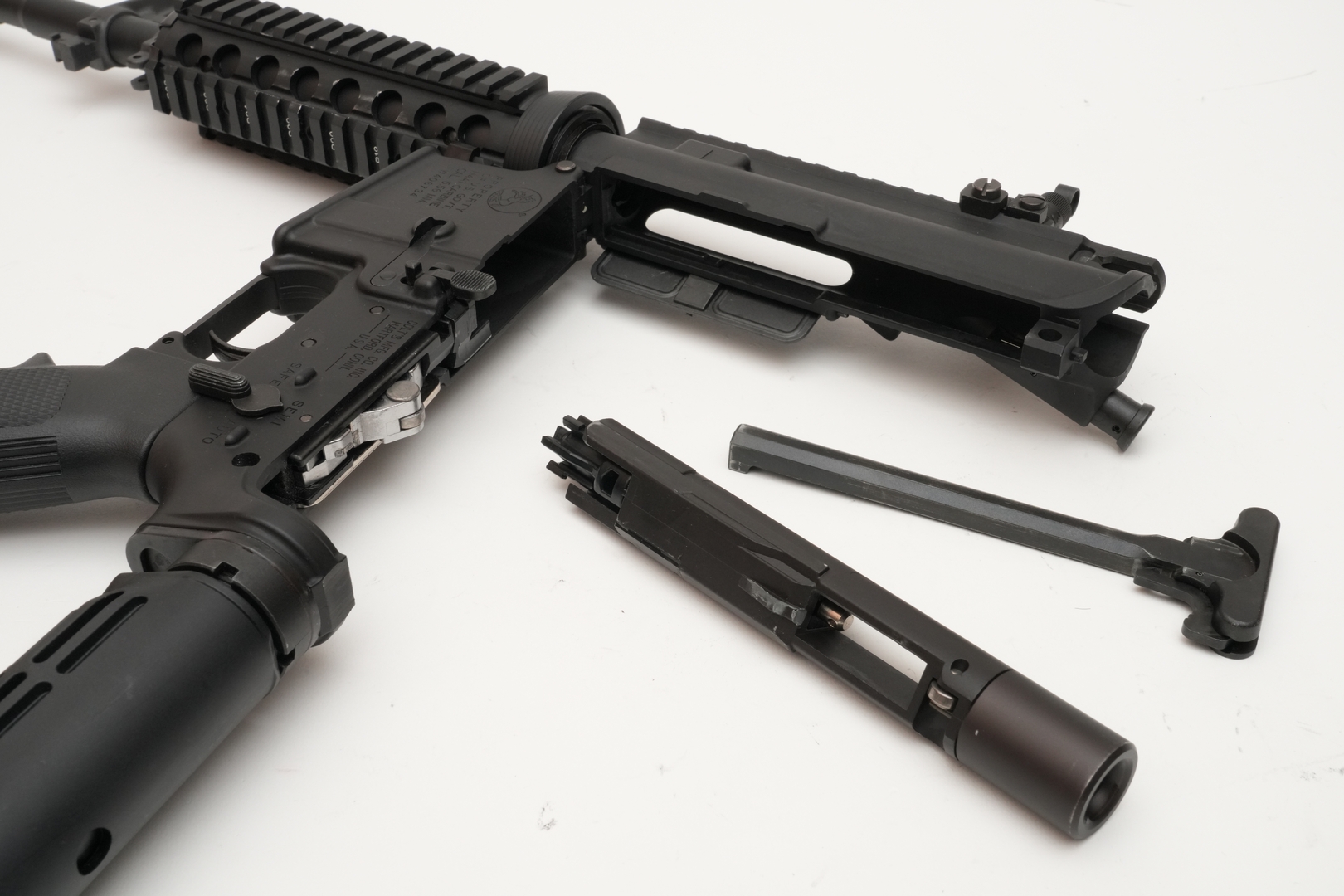 完全に通常分解すると、本体、チャージングハンドルアッセンブル、ボルトアッセンブルに分解される。前述の理由から、通常分解後はアッパーとロアのフレームを閉じないように注意してほしい