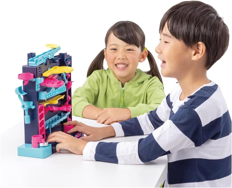 付属のコネクターを使えば、別売りの「アスレチックランドゲーム」シリーズ商品とつないで遊べる