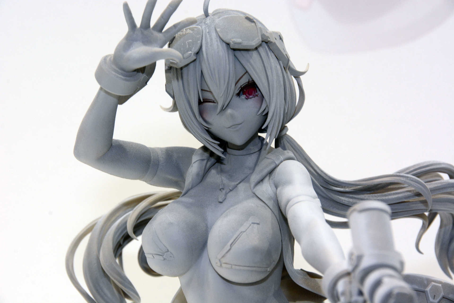 水鉄砲を持った女の子、ビキニタイプの水着を着ている