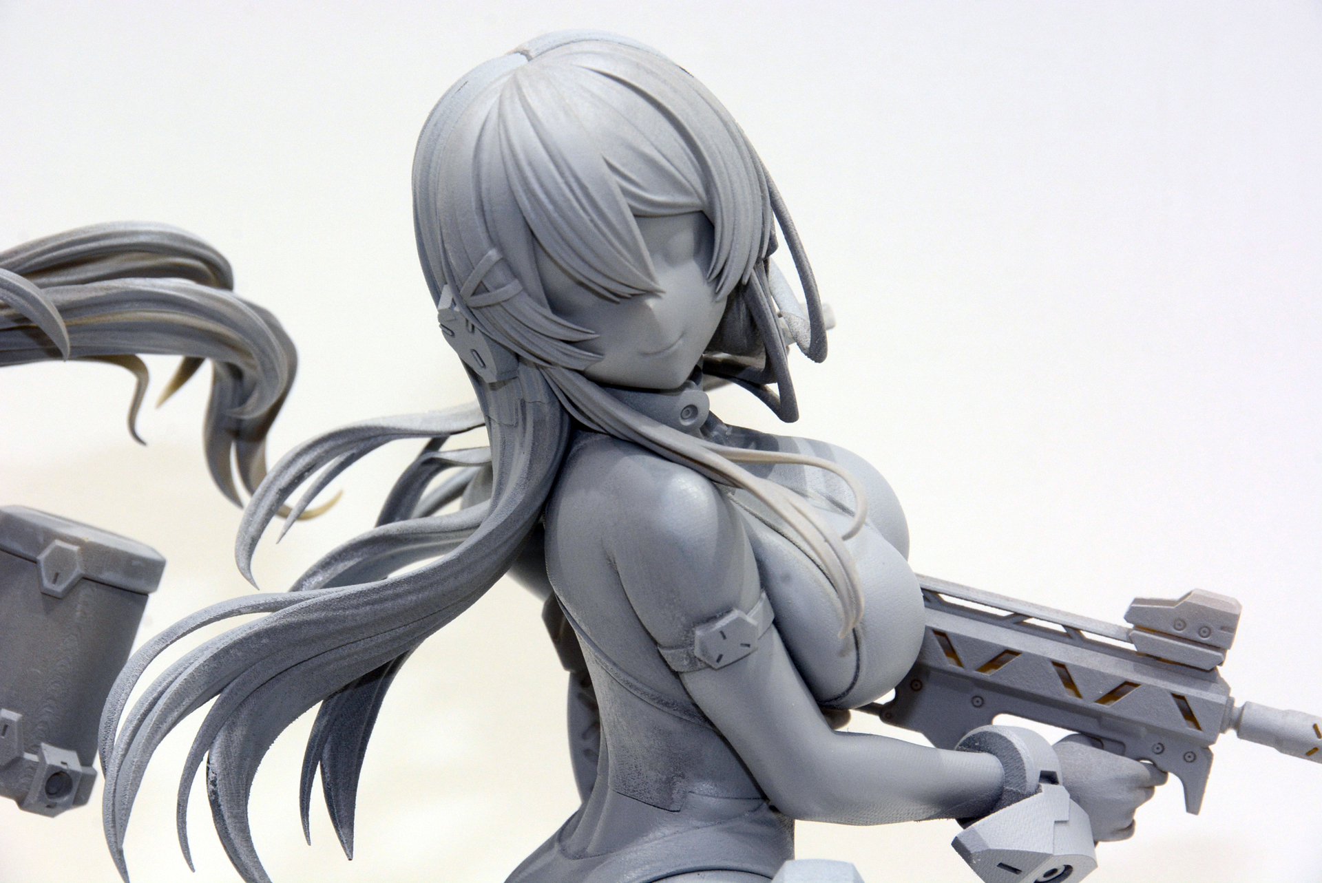 こちらはサブマシンガンぽい銃、水着はワンピースタイプ。どちらも発売日・価格未定