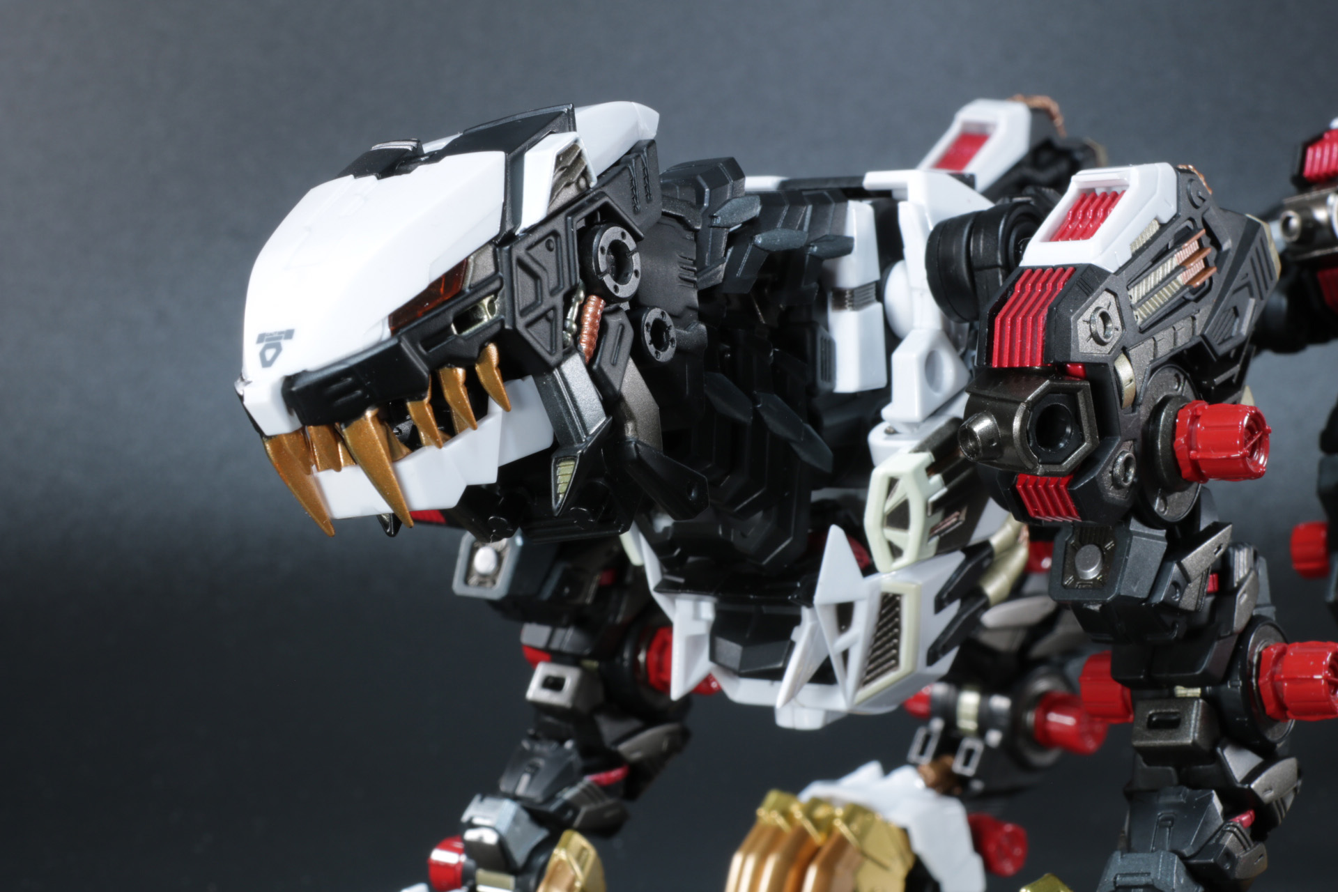 頭部の両頬にはミサイルポッドを備えたアーマーを装着