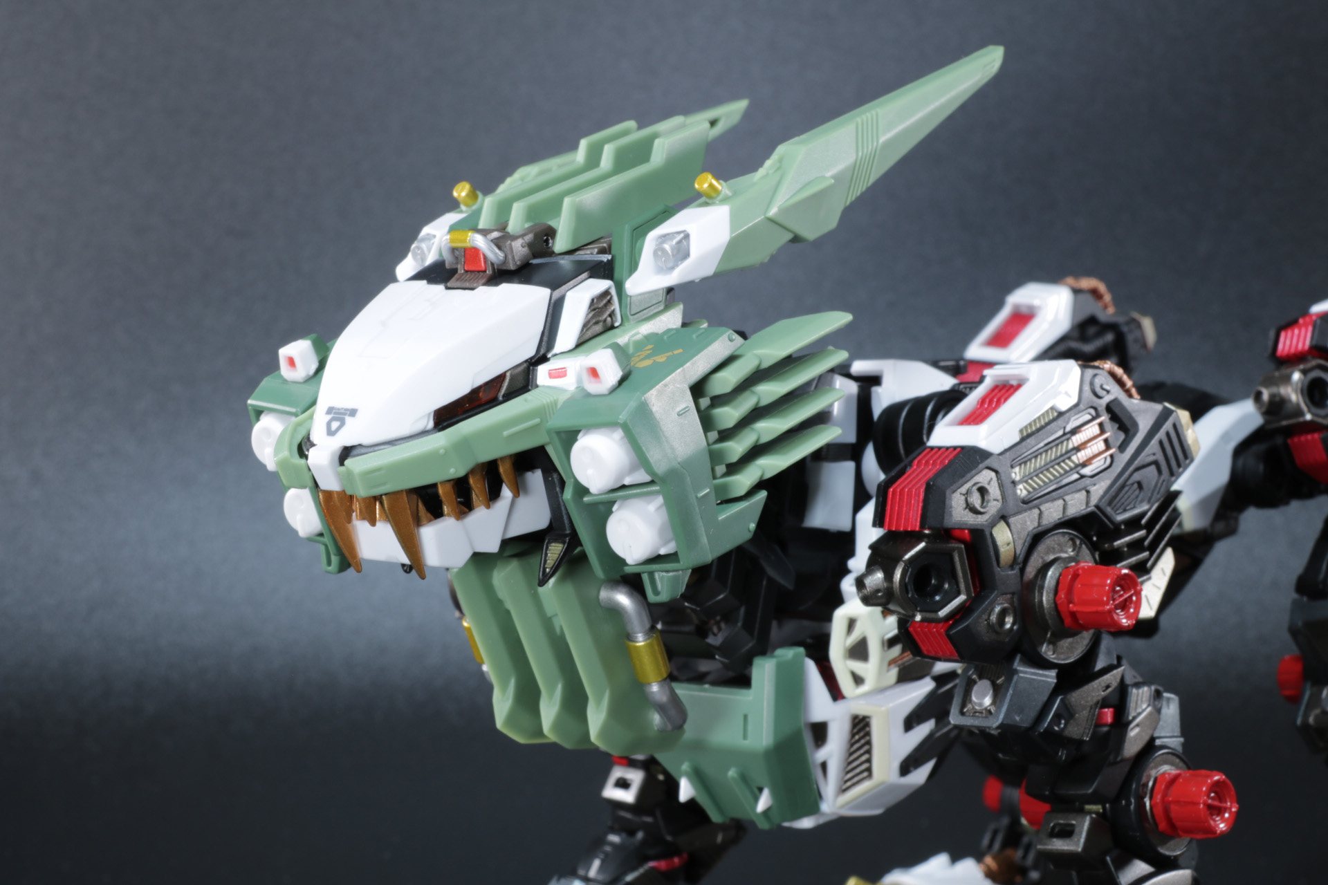 頭部の両頬にはミサイルポッドを備えたアーマーを装着