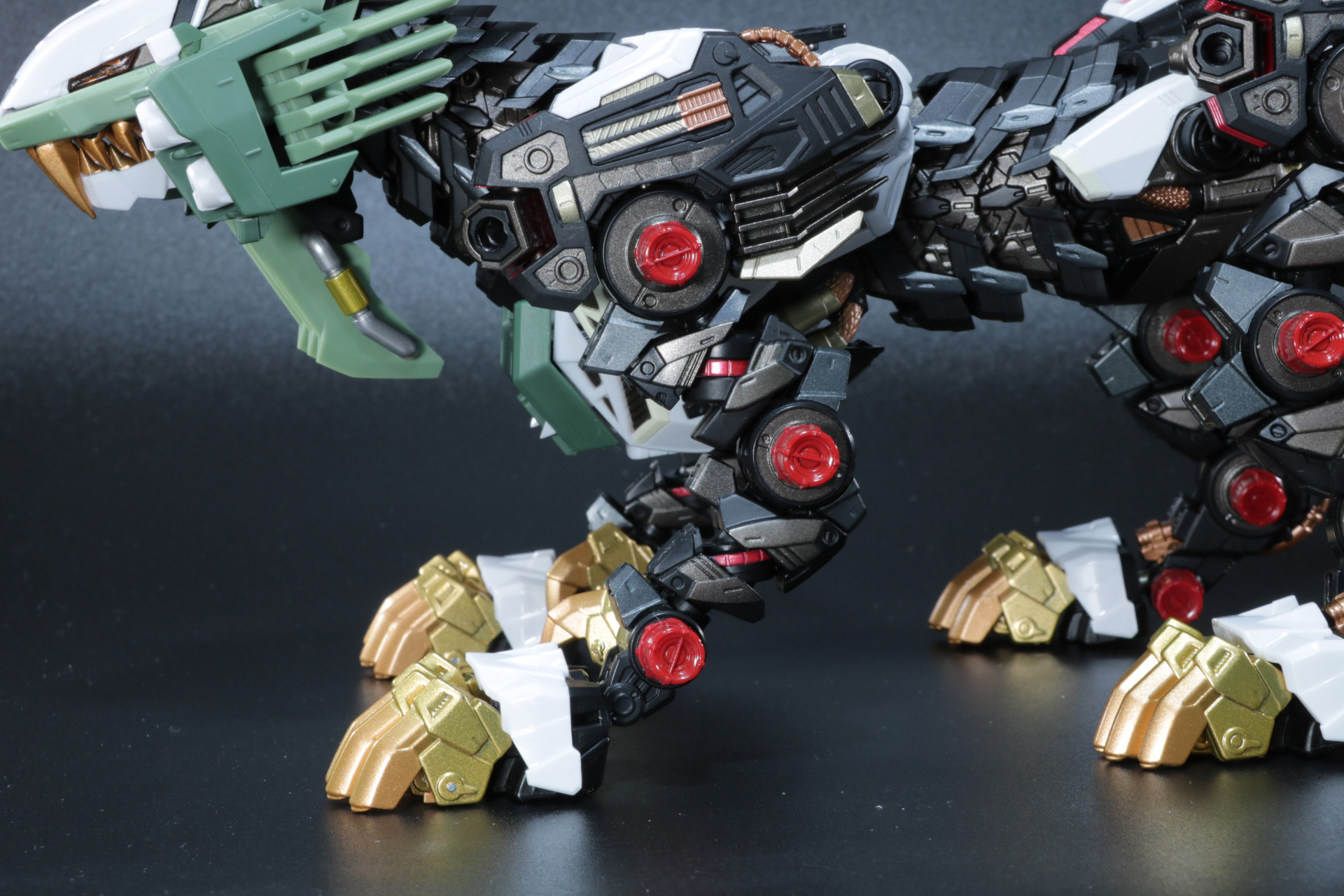 前脚にはミサイルポッドを備えたアーマーを装着