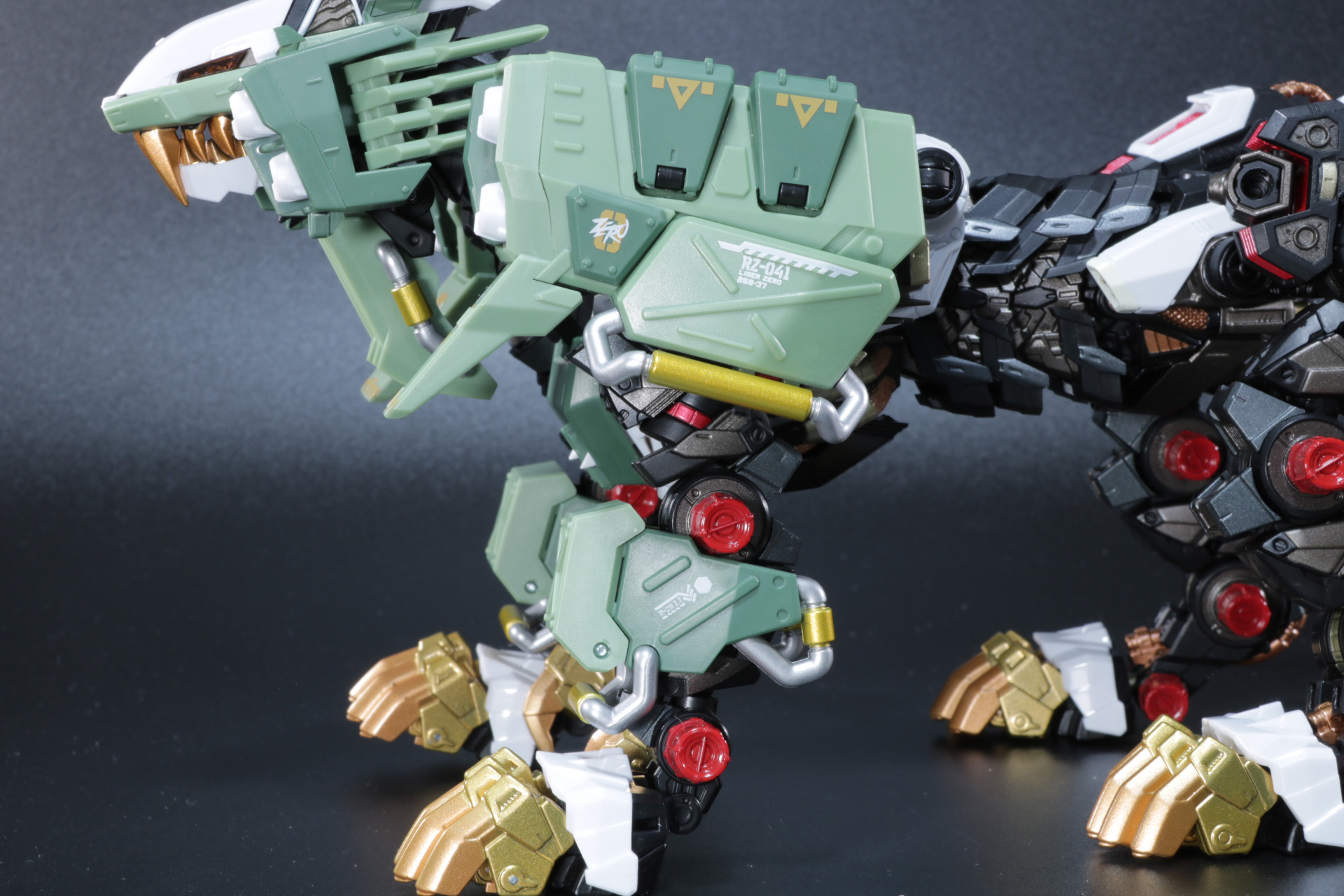 前脚にはミサイルポッドを備えたアーマーを装着