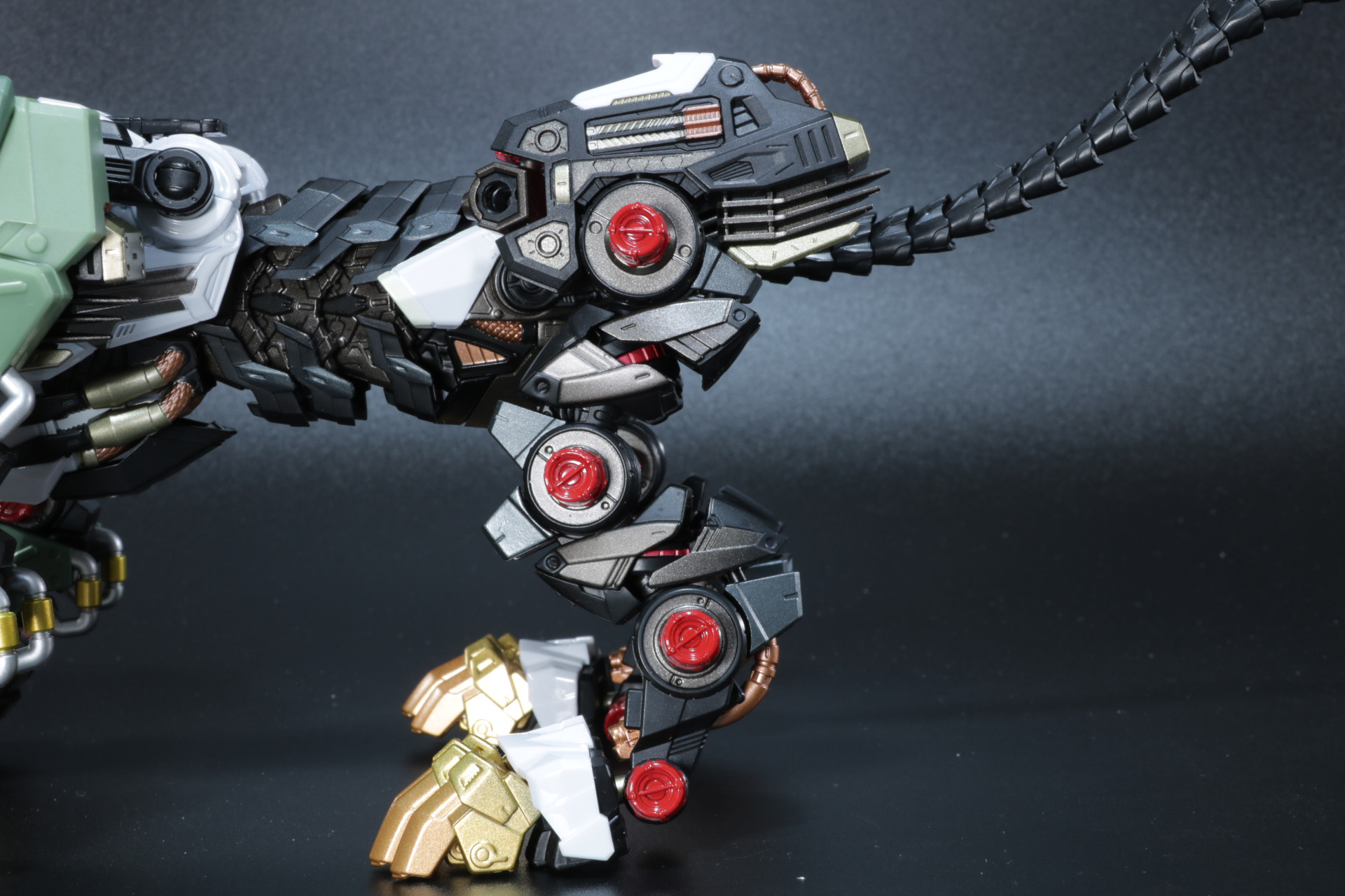 後ろ脚にもミサイルポッドを備えたアーマー