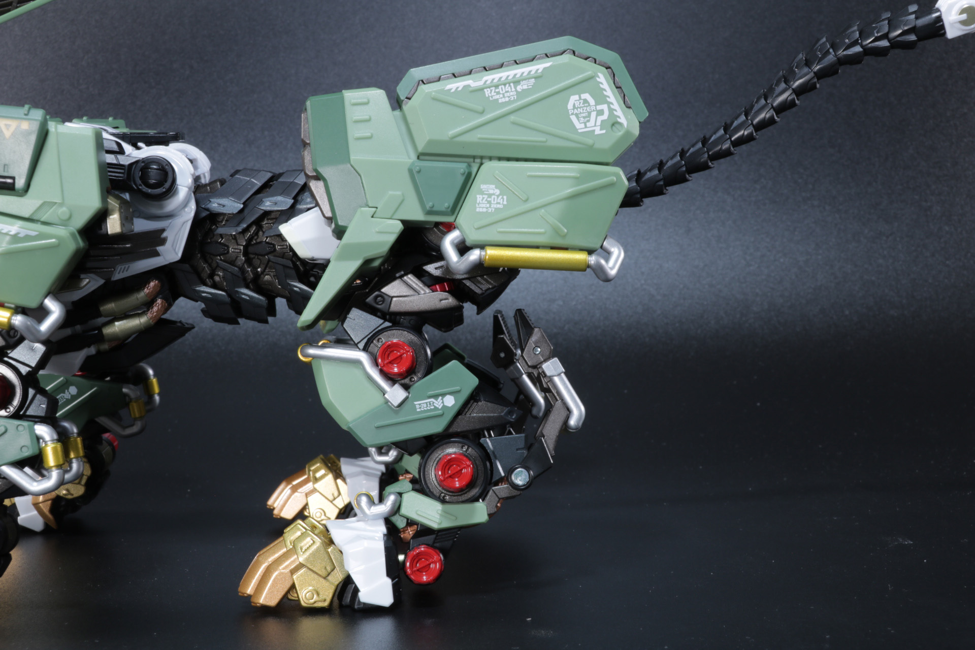 後ろ脚にもミサイルポッドを備えたアーマー