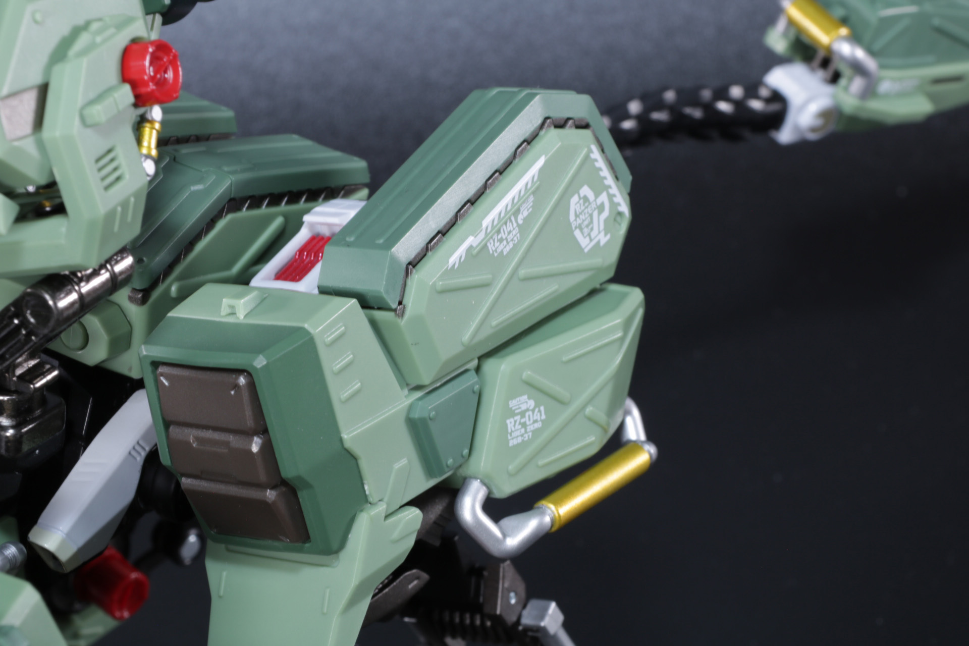 後ろ脚のアーマー天面部は展開時に中のミサイルも連動して飛び出る