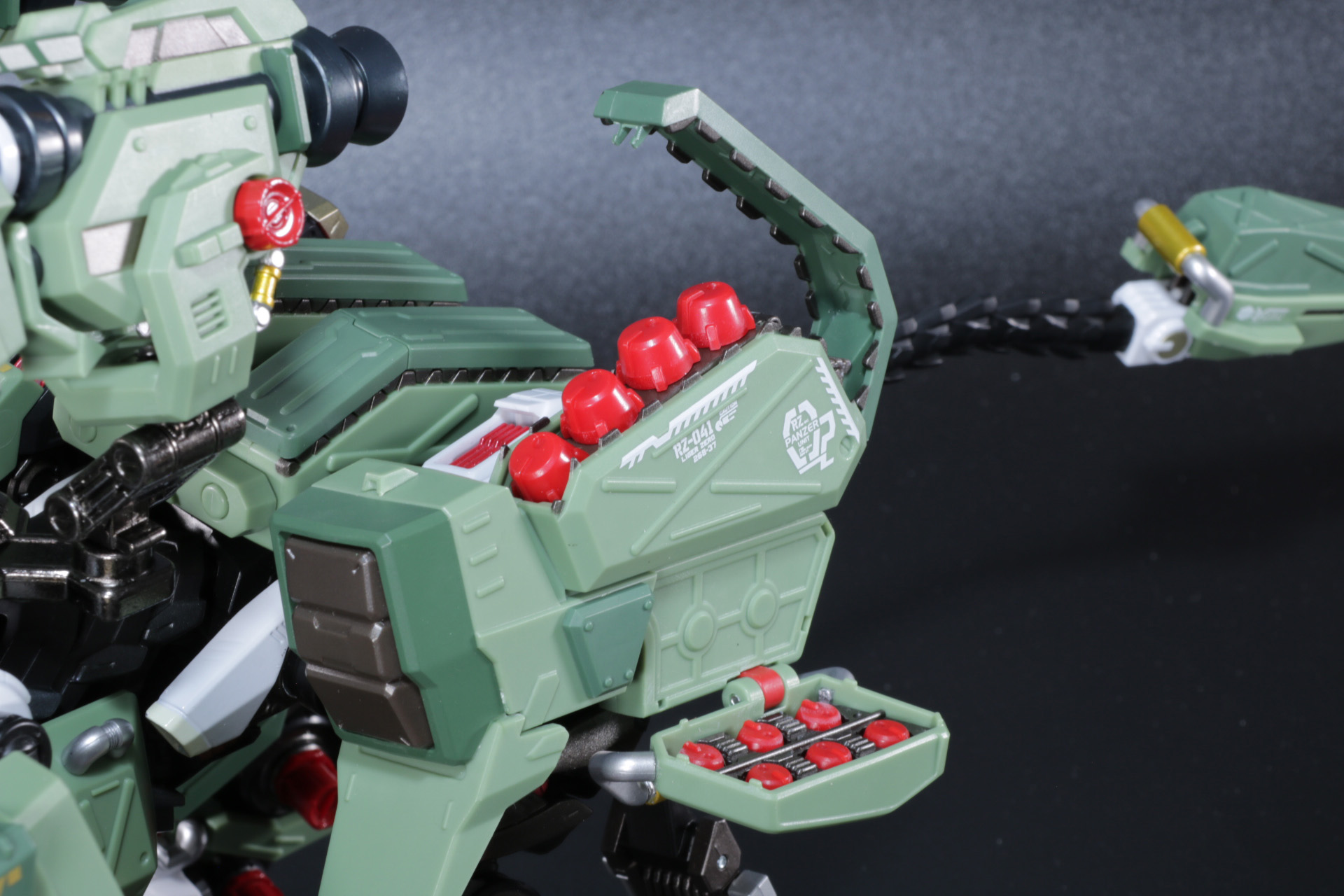 後ろ脚のアーマー天面部は展開時に中のミサイルも連動して飛び出る