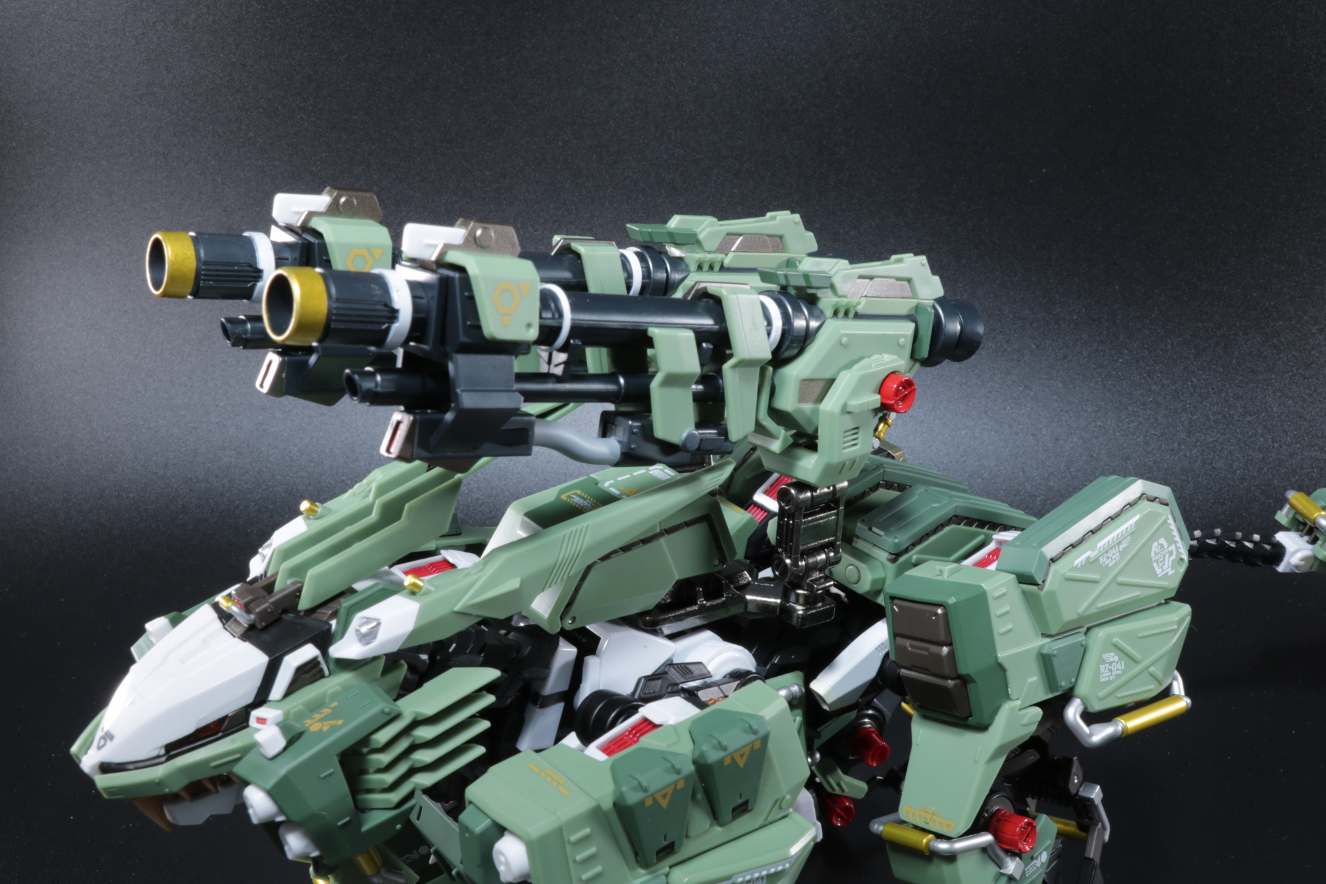 ハイブリッドキャノン基部のアームはダイキャストが使用され、大きく動かすことができる