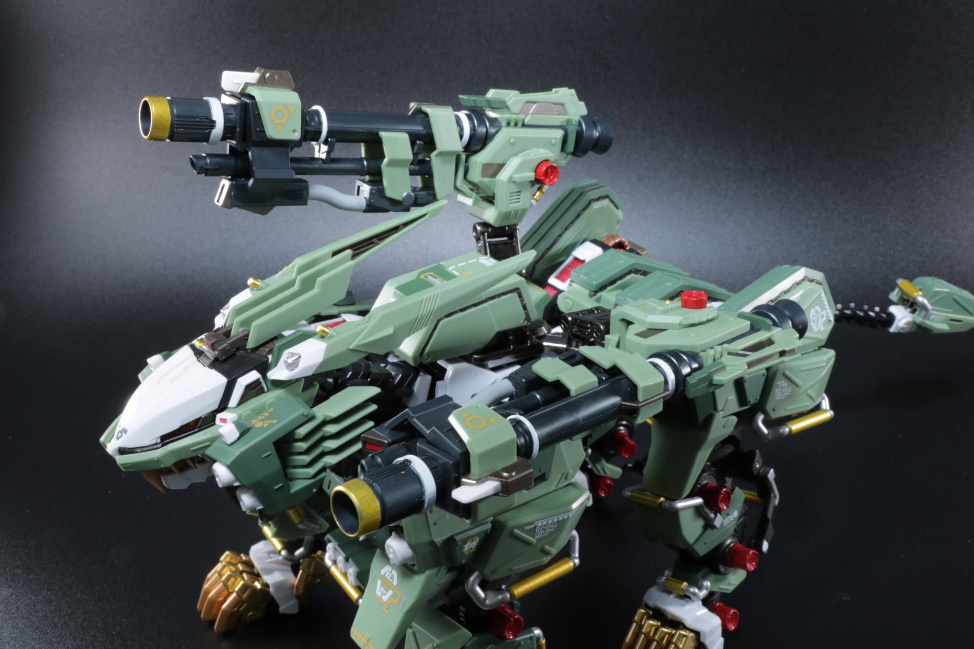 ハイブリッドキャノン基部のアームはダイキャストが使用され、大きく動かすことができる
