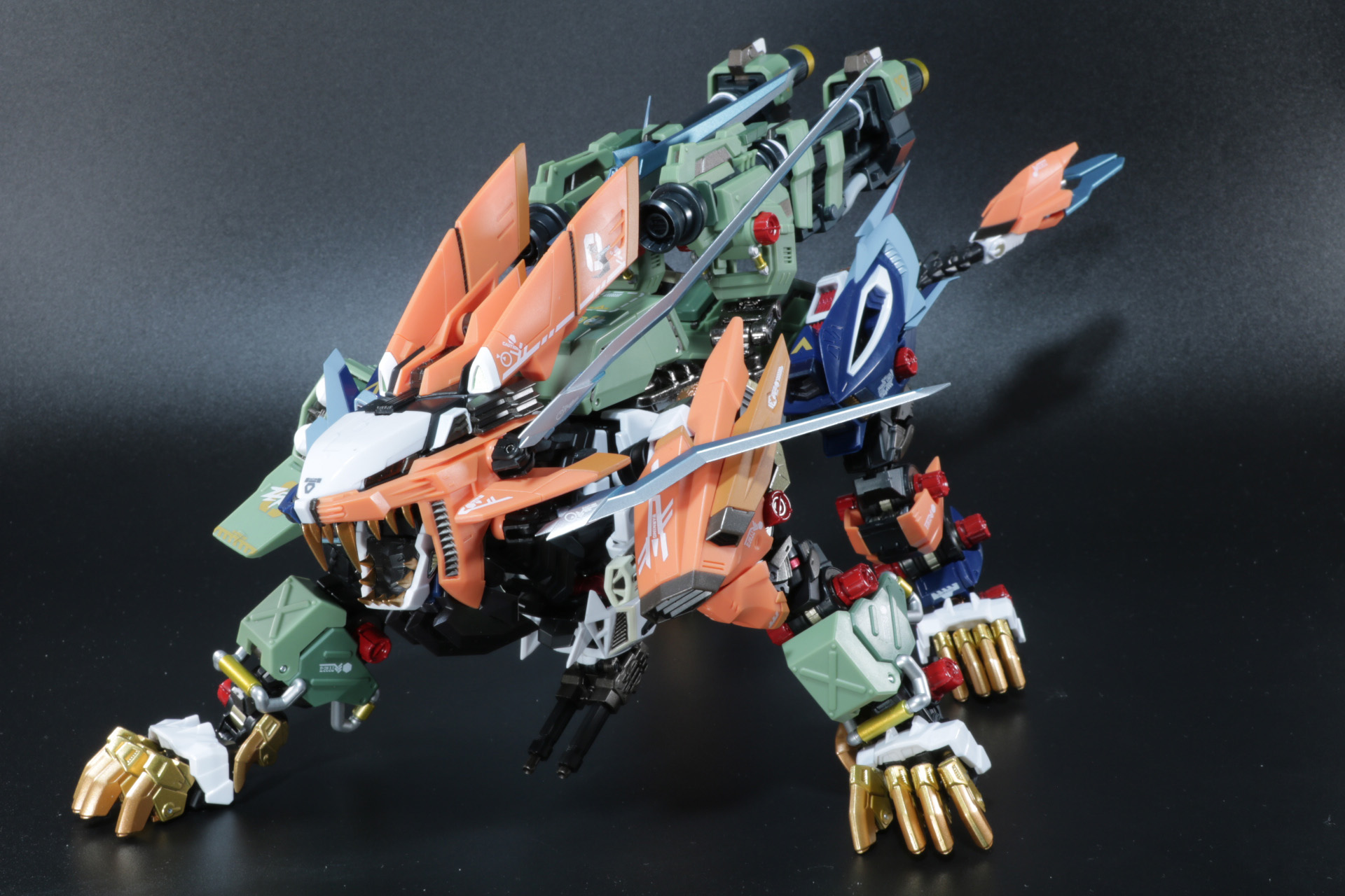 イエーガー、シュナイダー、パンツァーの各アーマーを装着した三位一体のオリジナルの姿