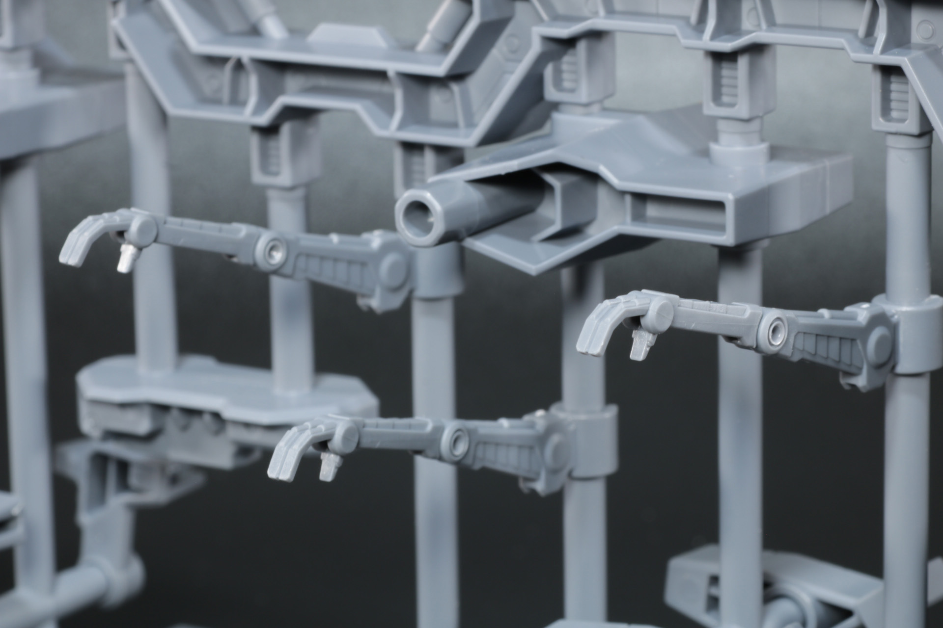 支柱部分にアームを取りつけることができる。取付位置の自由度も高く、各アームの調整が可能