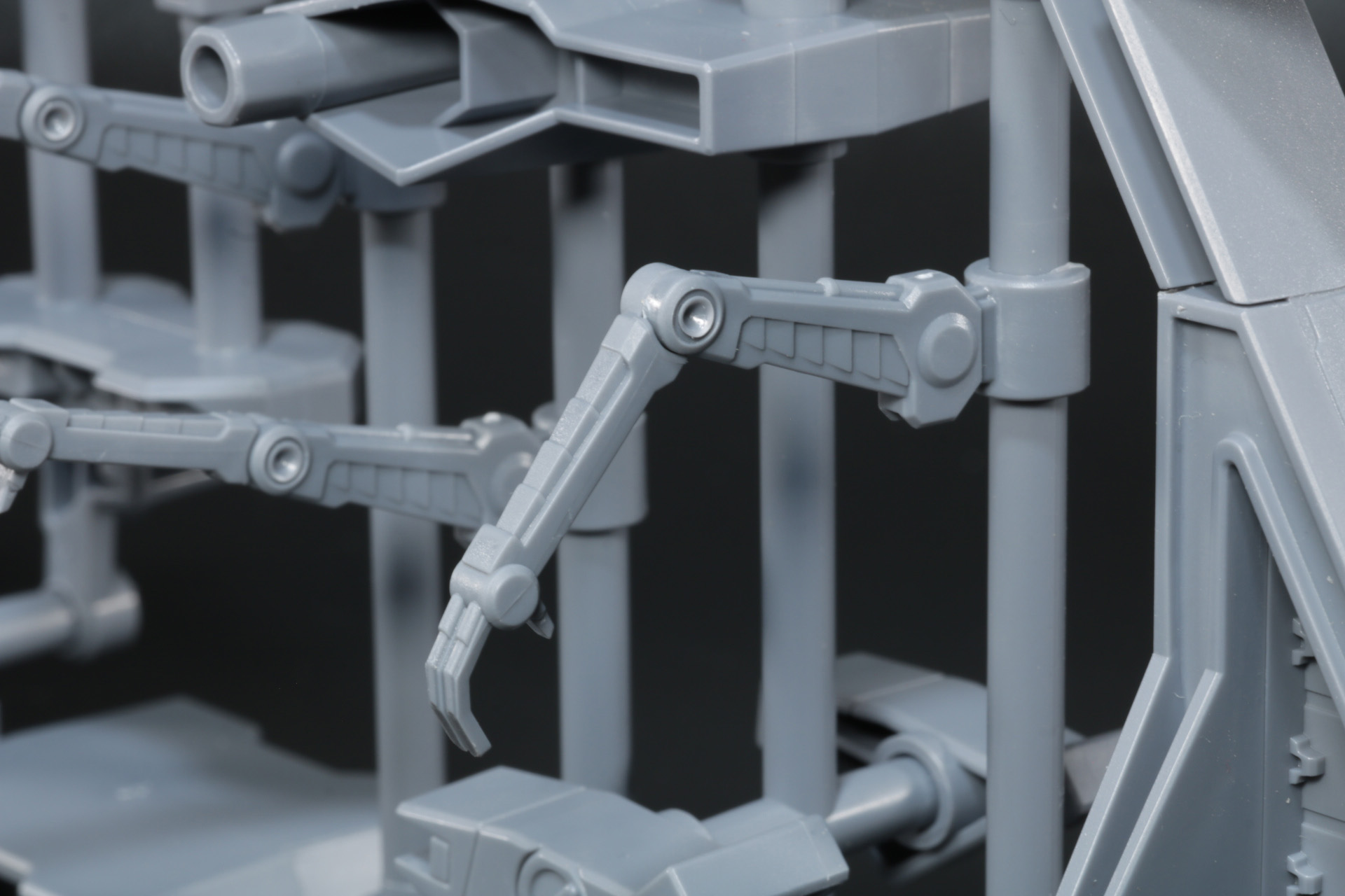 アームパーツも可動軸があり、角度調整ができる