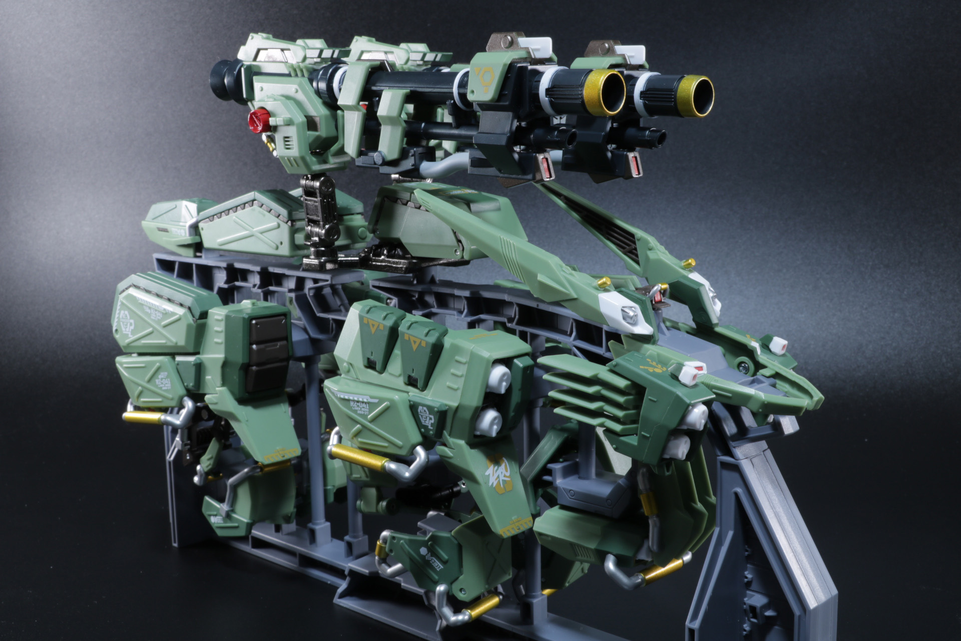 「超合金 RZ-041ライガーゼロ」のゼロアーマーをディスプレイ