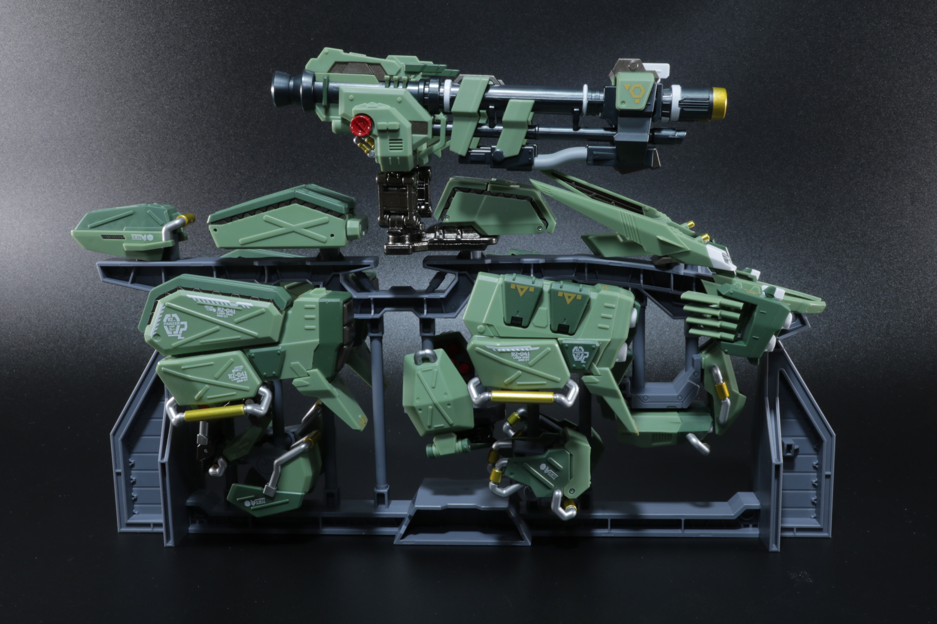 「超合金 RZ-041ライガーゼロ」のゼロアーマーをディスプレイ