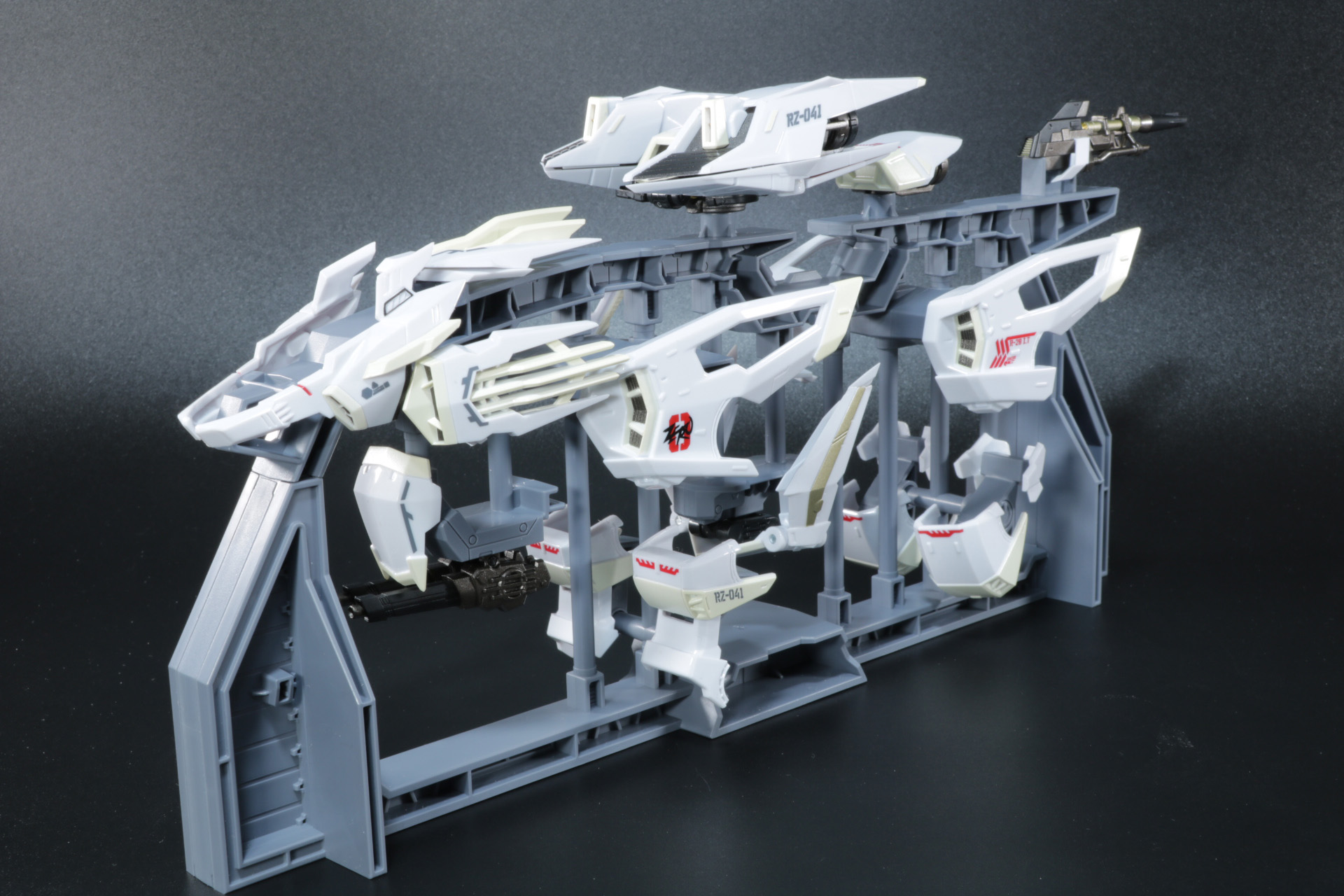 「超合金 RZ-041ライガーゼロ」のゼロアーマーをディスプレイ