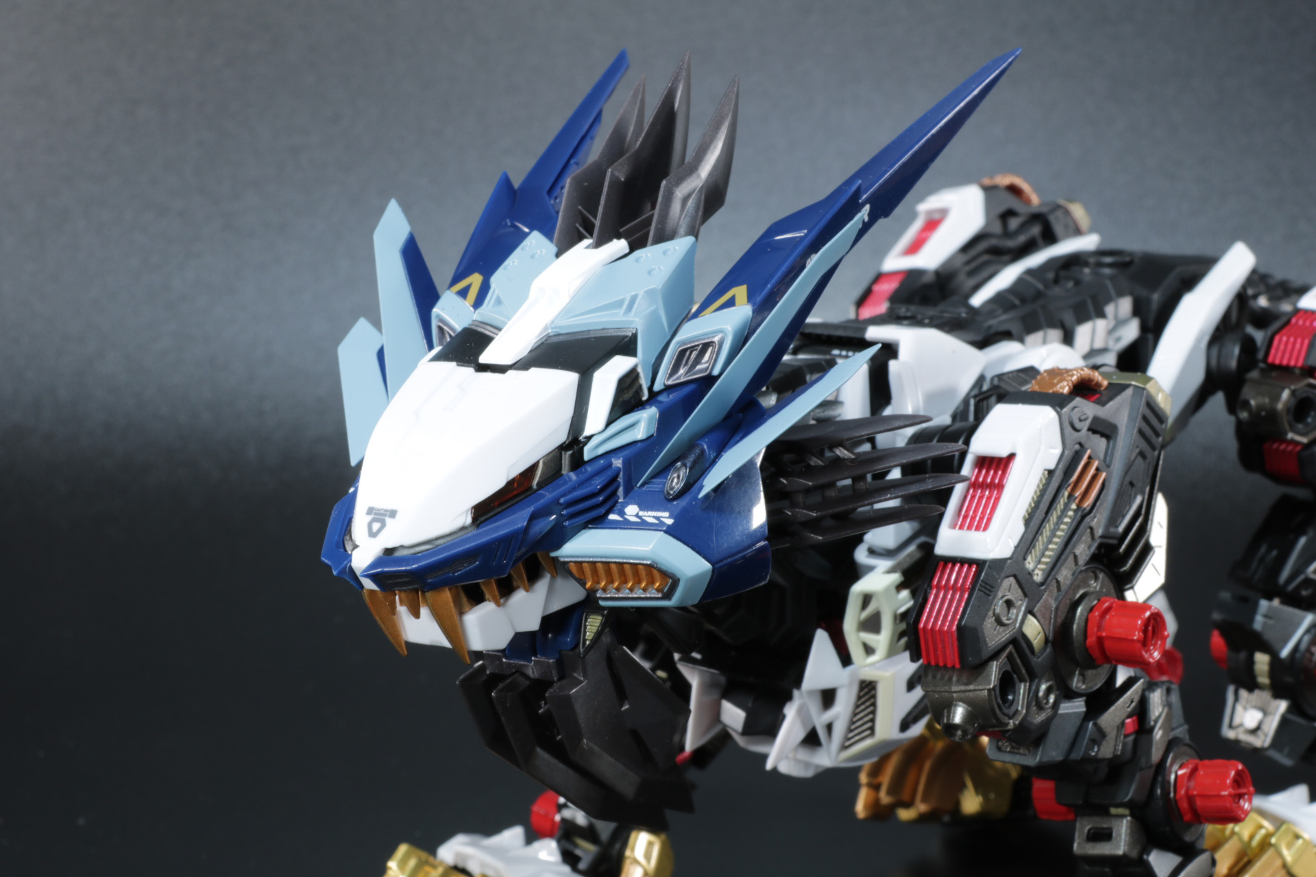 頬と頭、顎下にアーマーを装着