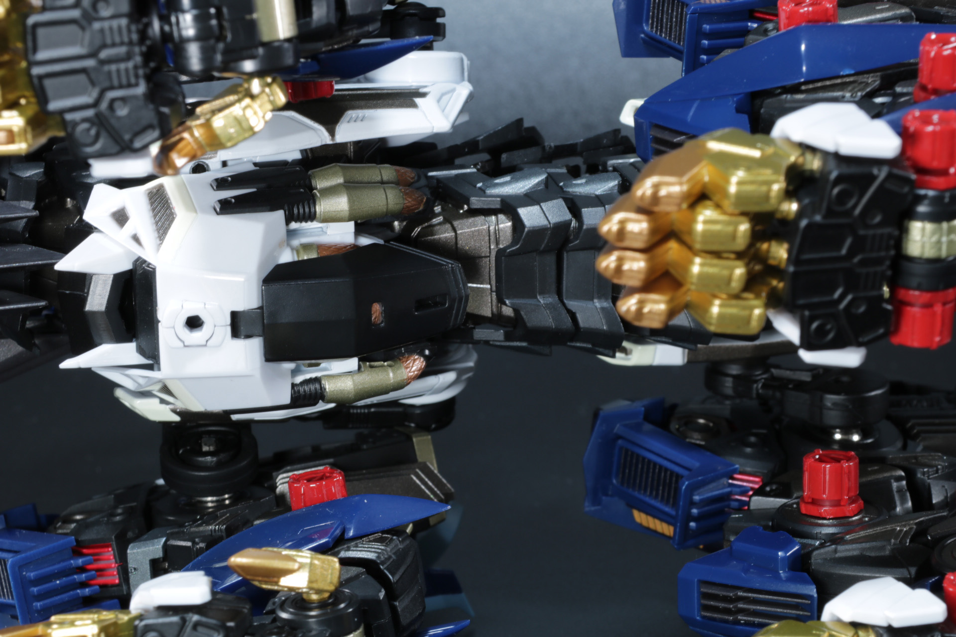 腹部には「イエーガーユニット」のアーマーと「超合金 RZ-041ライガーゼロ」のショックカノンを装着