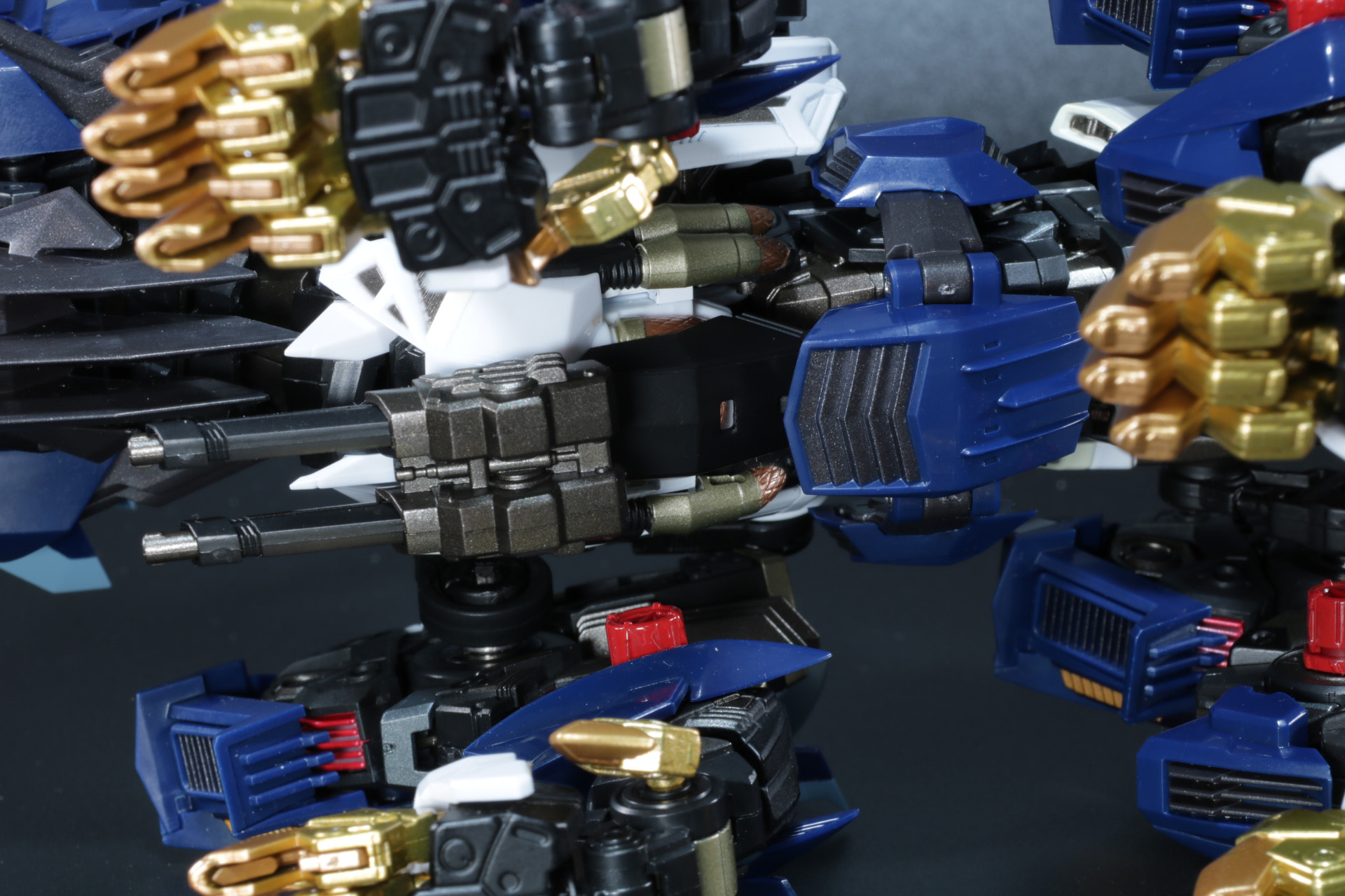 腹部には「イエーガーユニット」のアーマーと「超合金 RZ-041ライガーゼロ」のショックカノンを装着