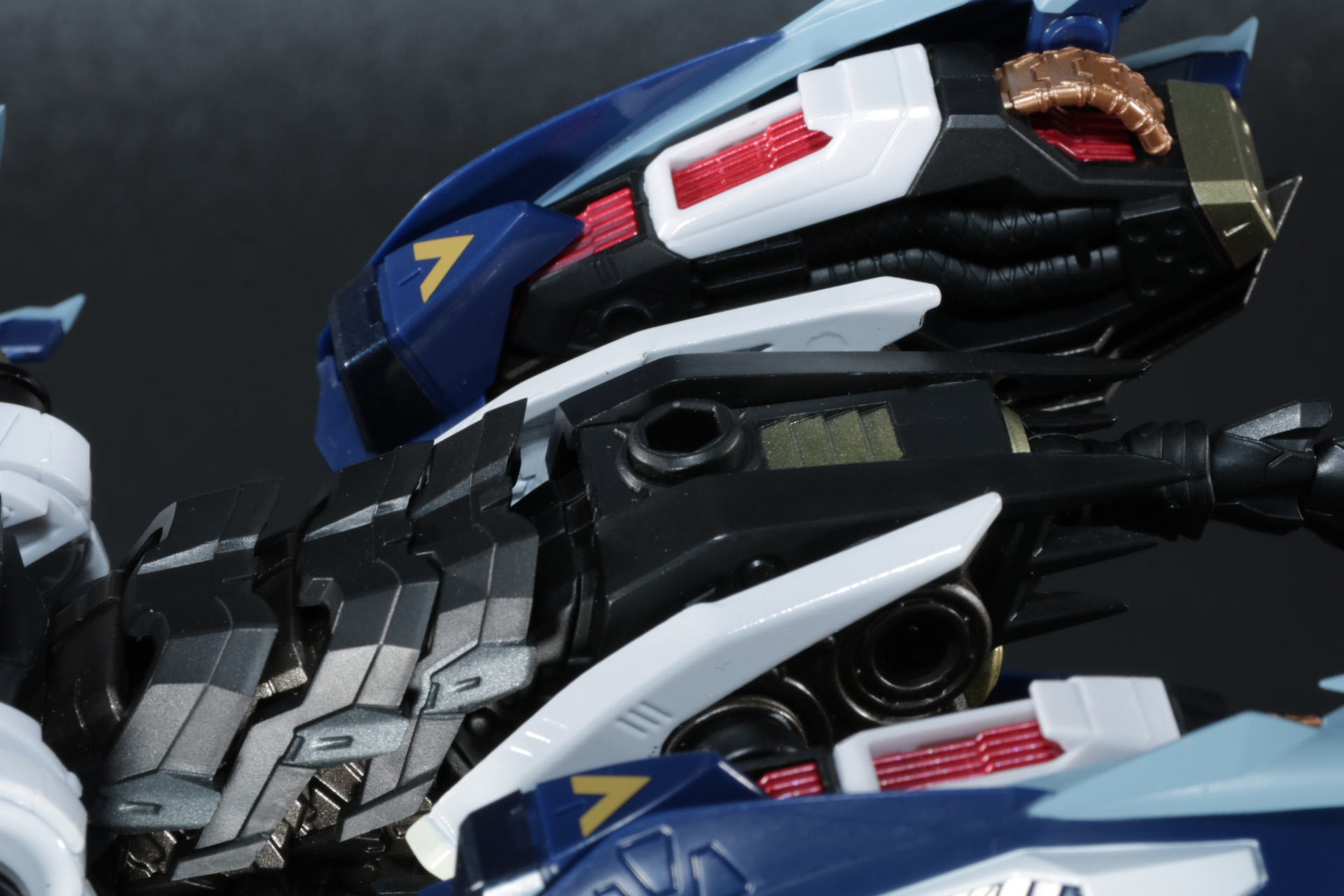 臀部には「超合金 RZ-041ライガーゼロ」のリアブースター