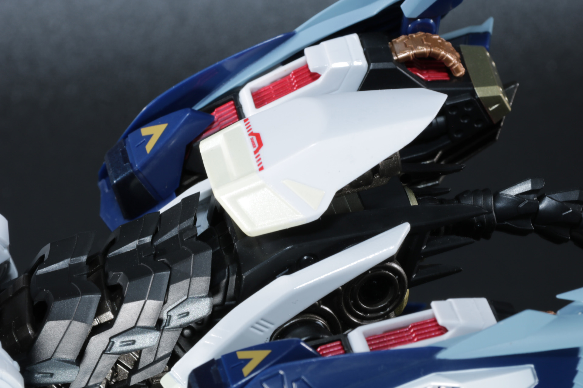 臀部には「超合金 RZ-041ライガーゼロ」のリアブースター