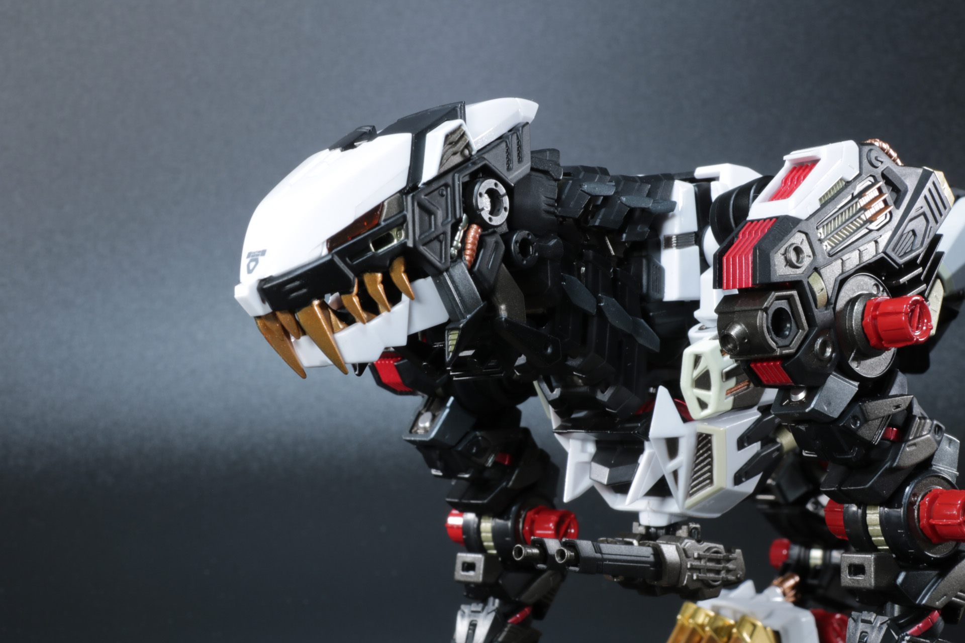 顎下のアーマーを装着