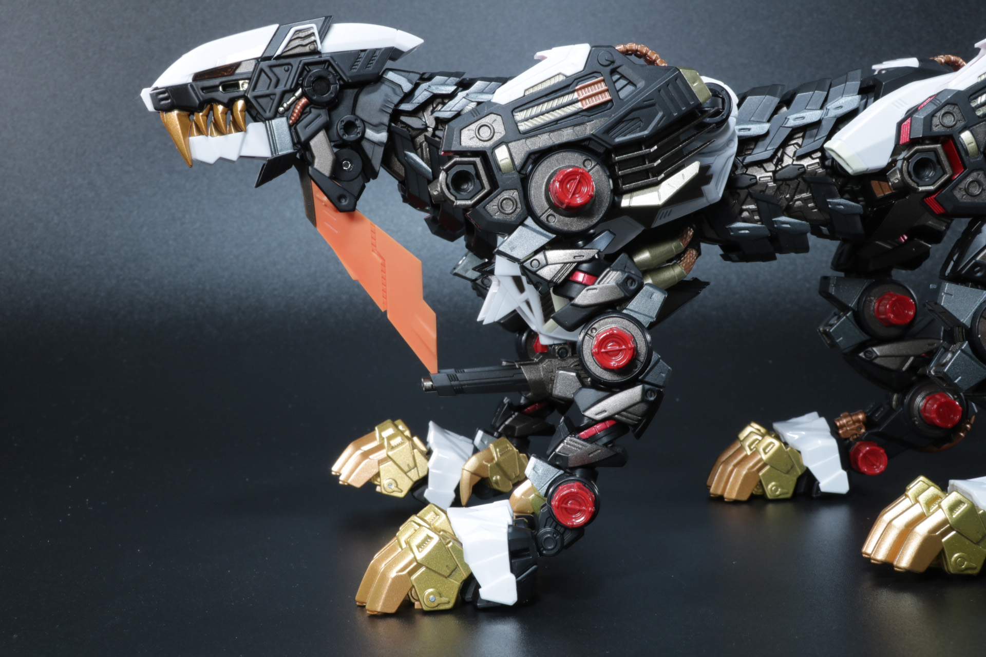 前脚のアーマー装着。「シュナイダーユニット」ではつま先側面部にもアーマーを装着